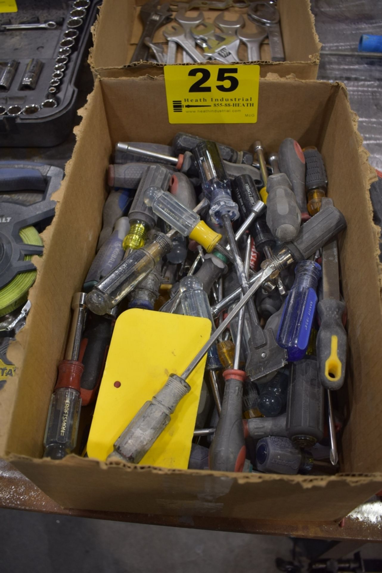 ASSORTED SCREWDRIVERS IN BOX