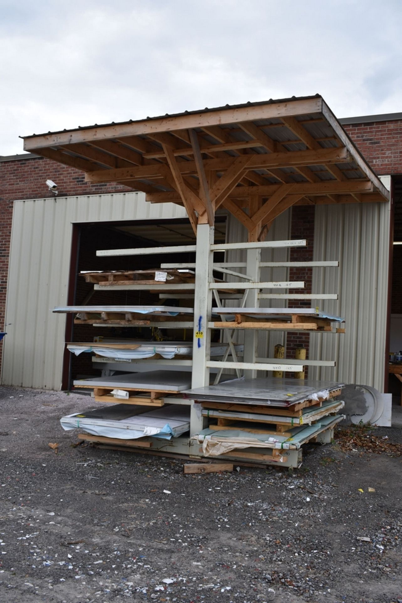 DOUBLE SIDED STEEL CANTILEVER RACK 74" X 9'6" H, (10) WELDED 48" ARMS EACH SIDE, WITH WOOD ROOF - Bild 2 aus 3