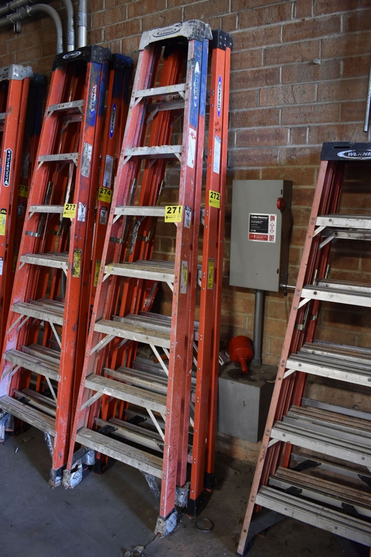 WERNER 8' FIBERGLASS STEP LADDER