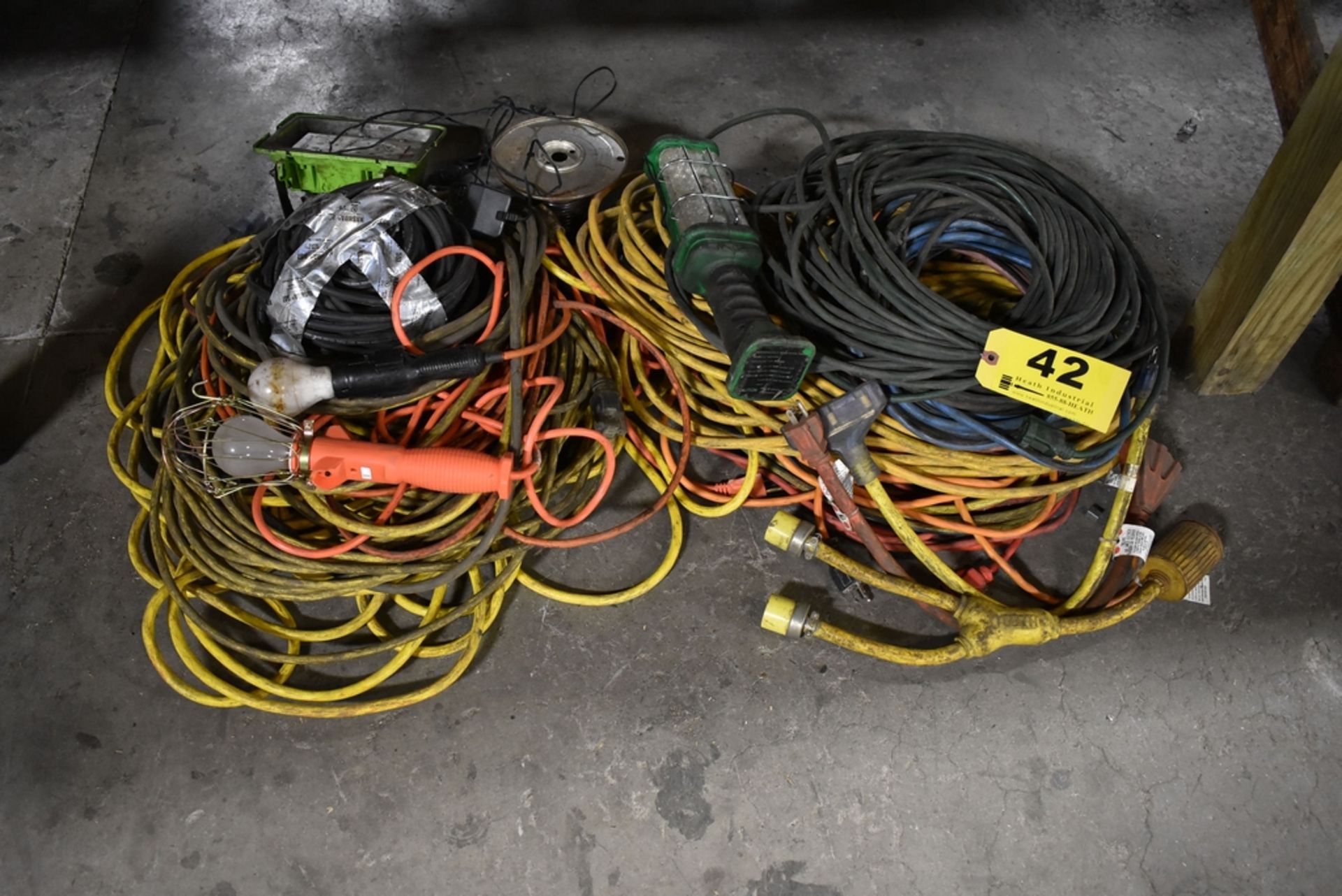 LARGE QTY OF HEAVY DUTY ELECTRICAL CORDS