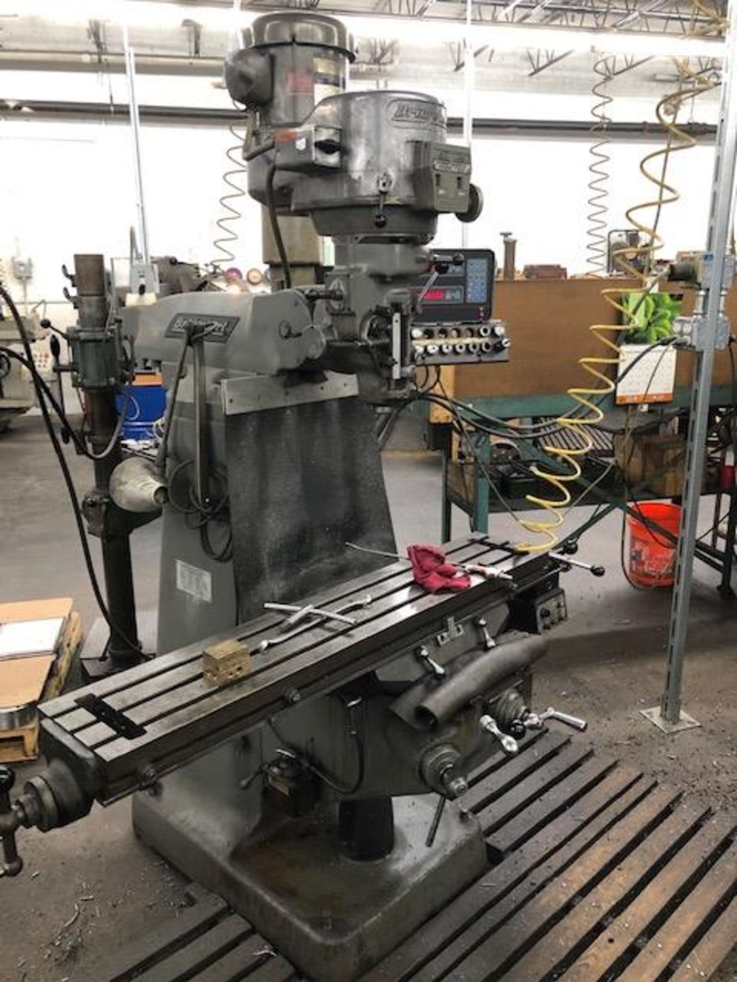 BRIDGEPORT 2HP VARIABLE SPEED RAM TYPE MILLING MACHINE : S/N BR255160; SPINDLE SPEEDS TO 4,200 - Image 2 of 2