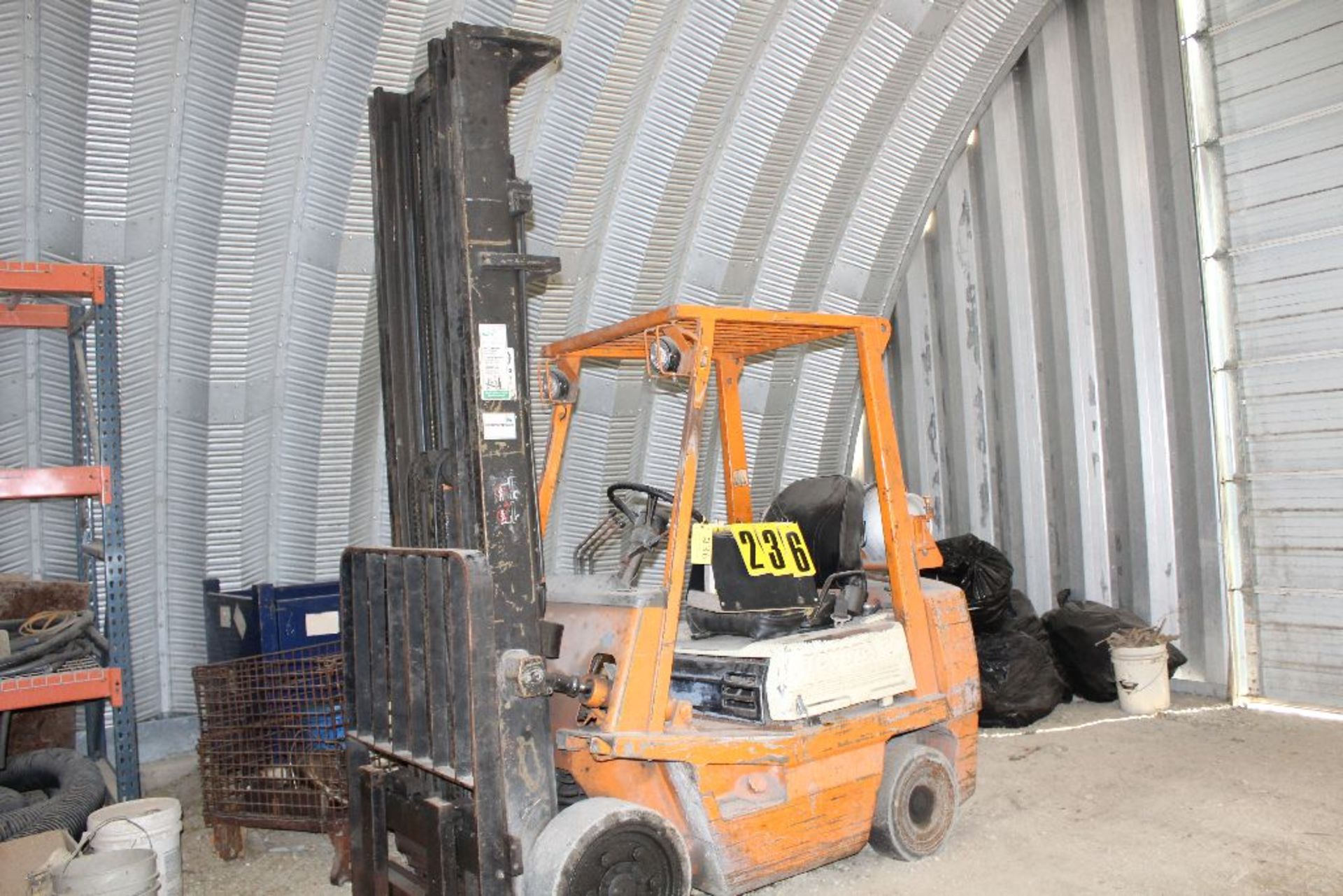 Toyota forklift model 42-4FGC25, sn 19517, 3stage, X-tall, side shift, hard rubber, runs needs