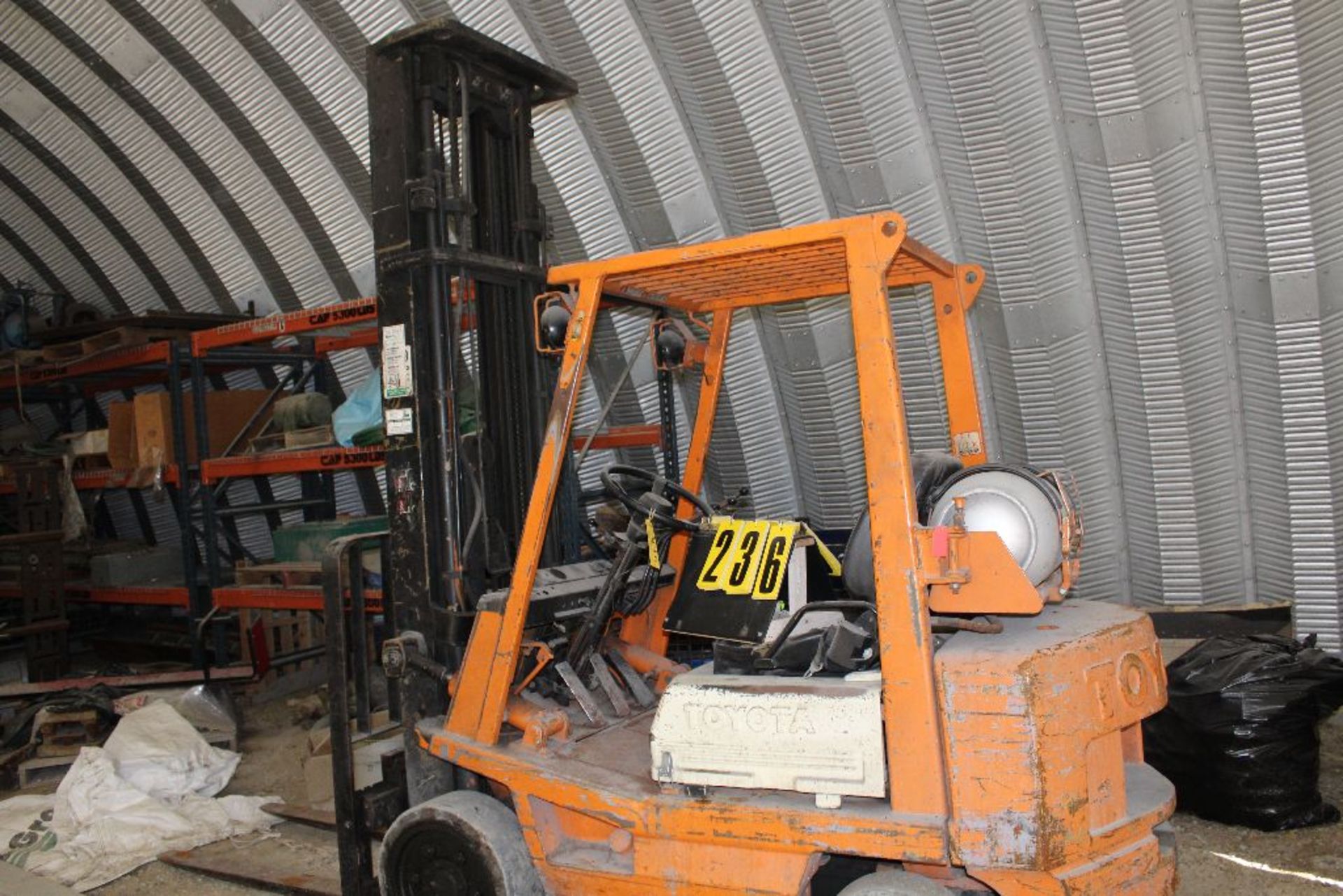 Toyota forklift model 42-4FGC25, sn 19517, 3stage, X-tall, side shift, hard rubber, runs needs - Image 3 of 4