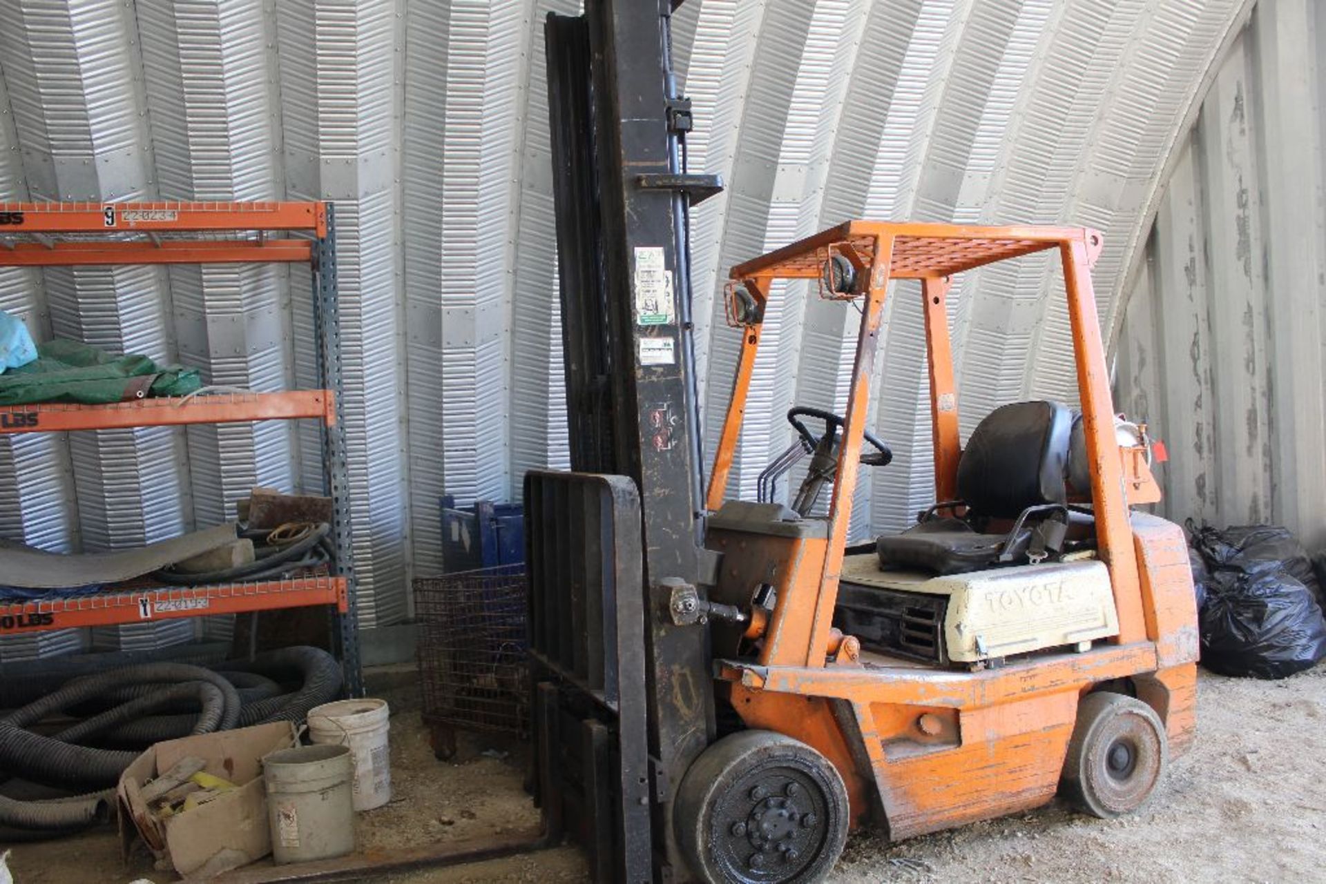 Toyota forklift model 42-4FGC25, sn 19517, 3stage, X-tall, side shift, hard rubber, runs needs - Image 4 of 4