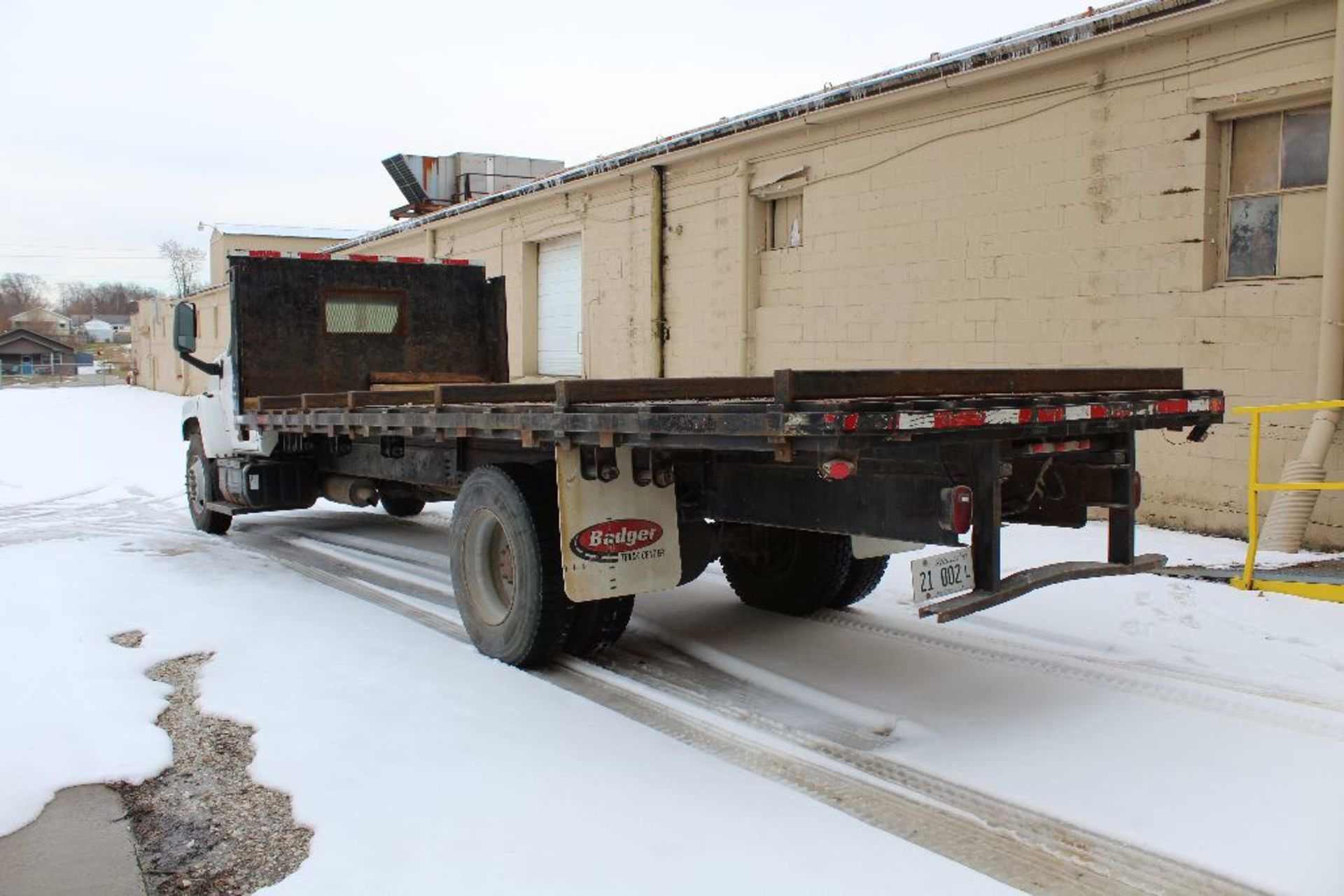 2005 GMC flatbed truck, model C7500, vin 1GDM7C1CX5F504739, MILEAGE UNK, C-7 Cat. dsl, auto trans, - Image 3 of 12