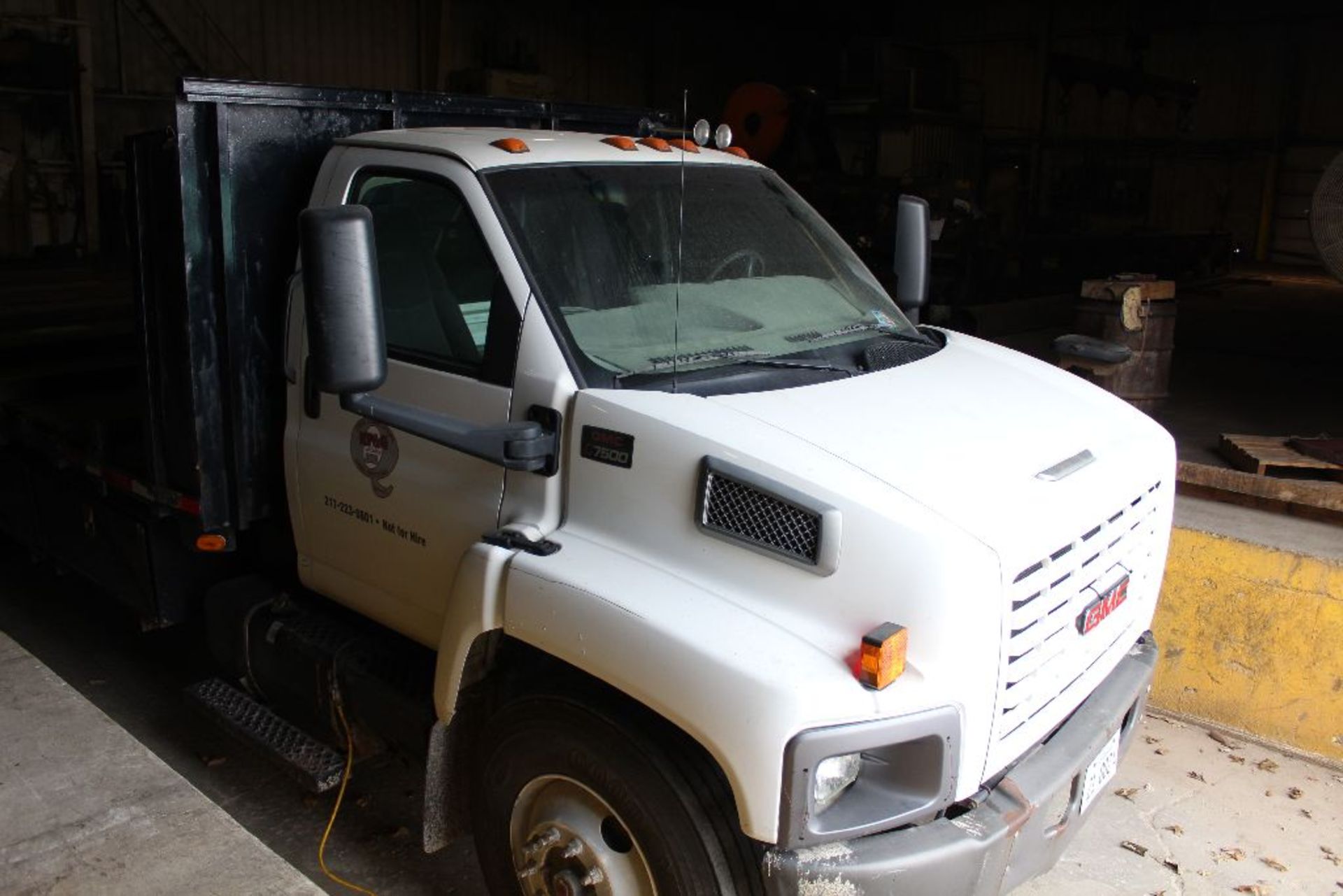 2005 GMC flatbed truck, model C7500, vin 1GDM7C1CX5F504739, MILEAGE UNK, C-7 Cat. dsl, auto trans, - Image 4 of 12