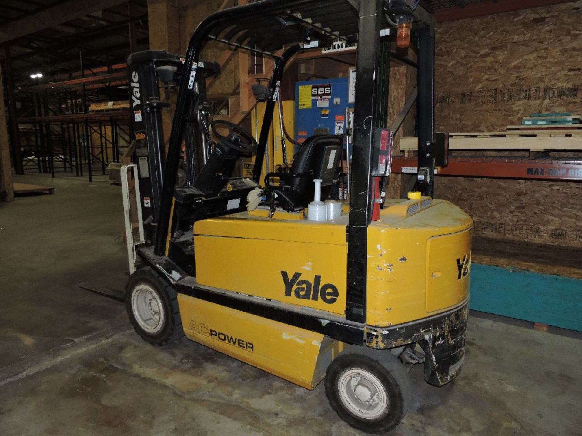 Yale electric forklift, sn D216A01405A, 3 stage, hrs. on meter NA.