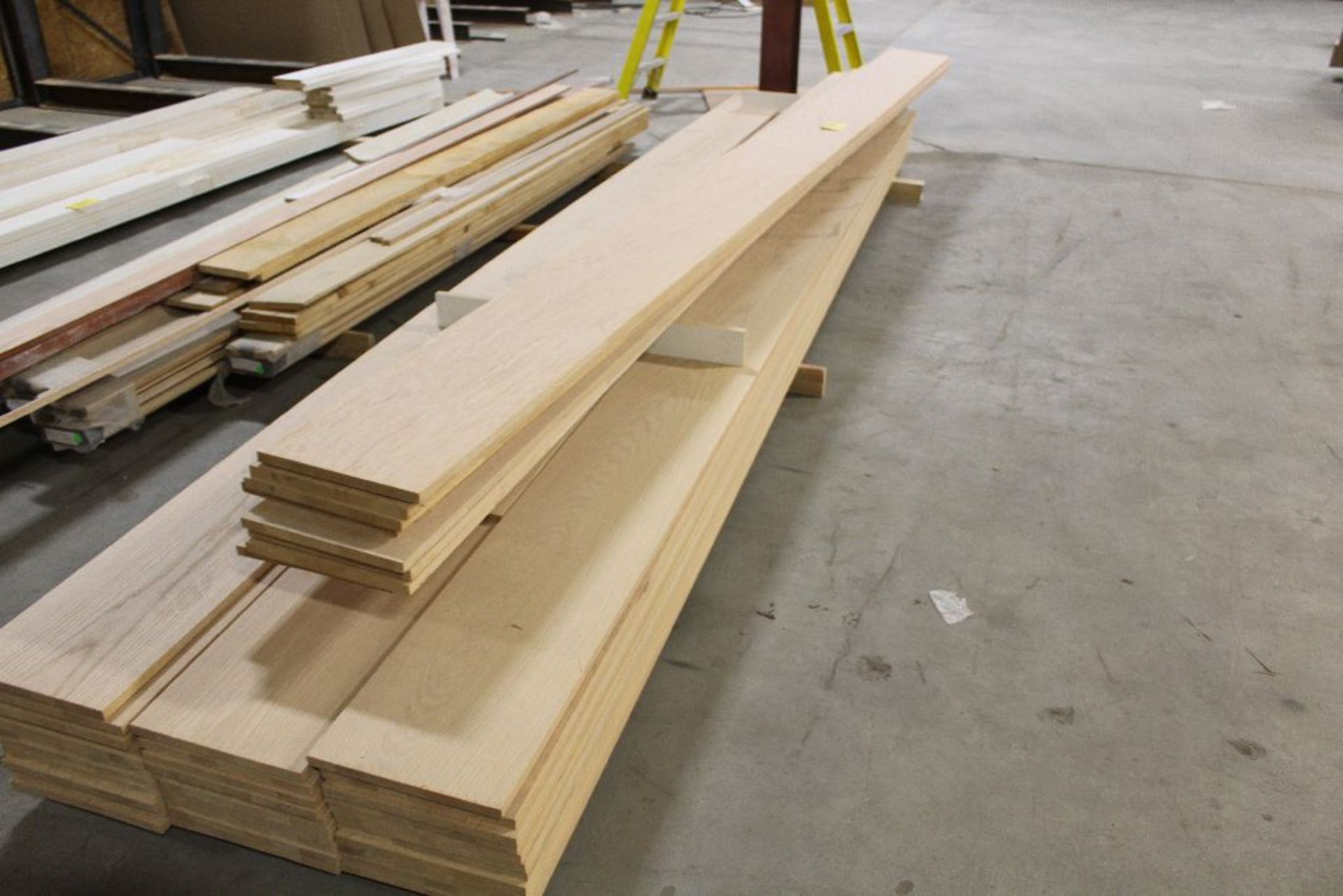 Lumber oak plank, 3/4" x 12" x 16'.