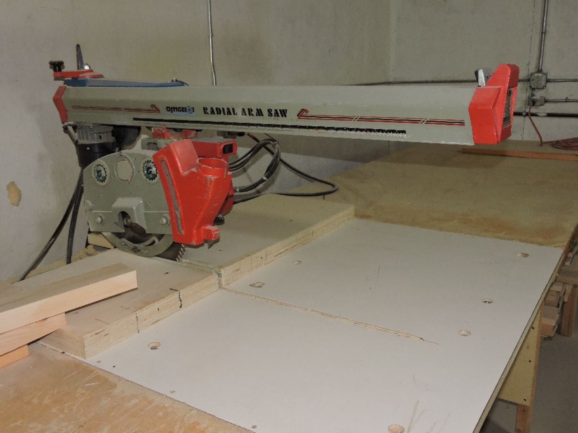 OMGAGA radial arm saw, model RN900, sn 20306, 5 hp., w/47" x 179" lay off table, voltage 230/460. - Image 5 of 8