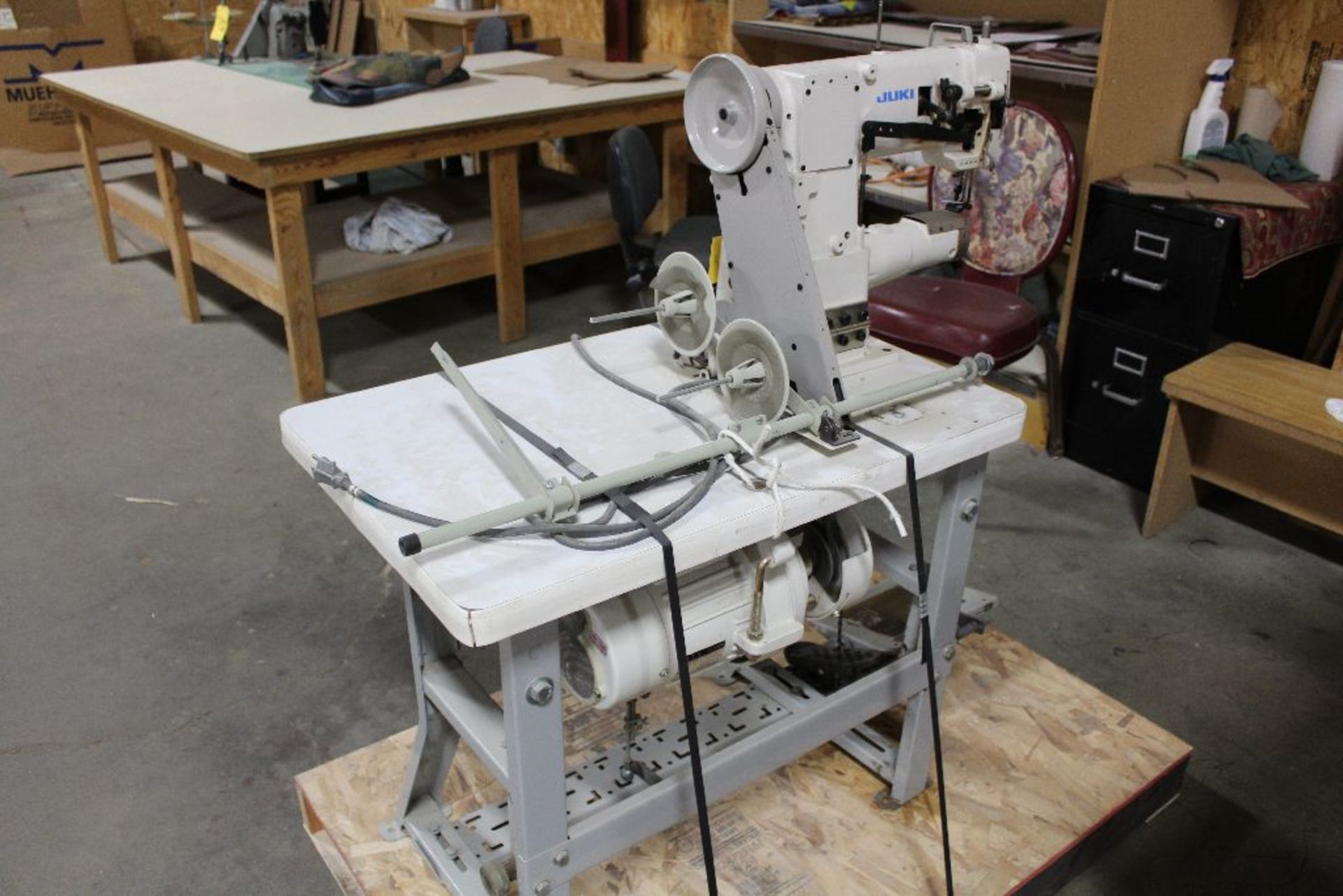 Juki sewing machine, model L5-34IN, sn LS0BC06561. - Image 3 of 5