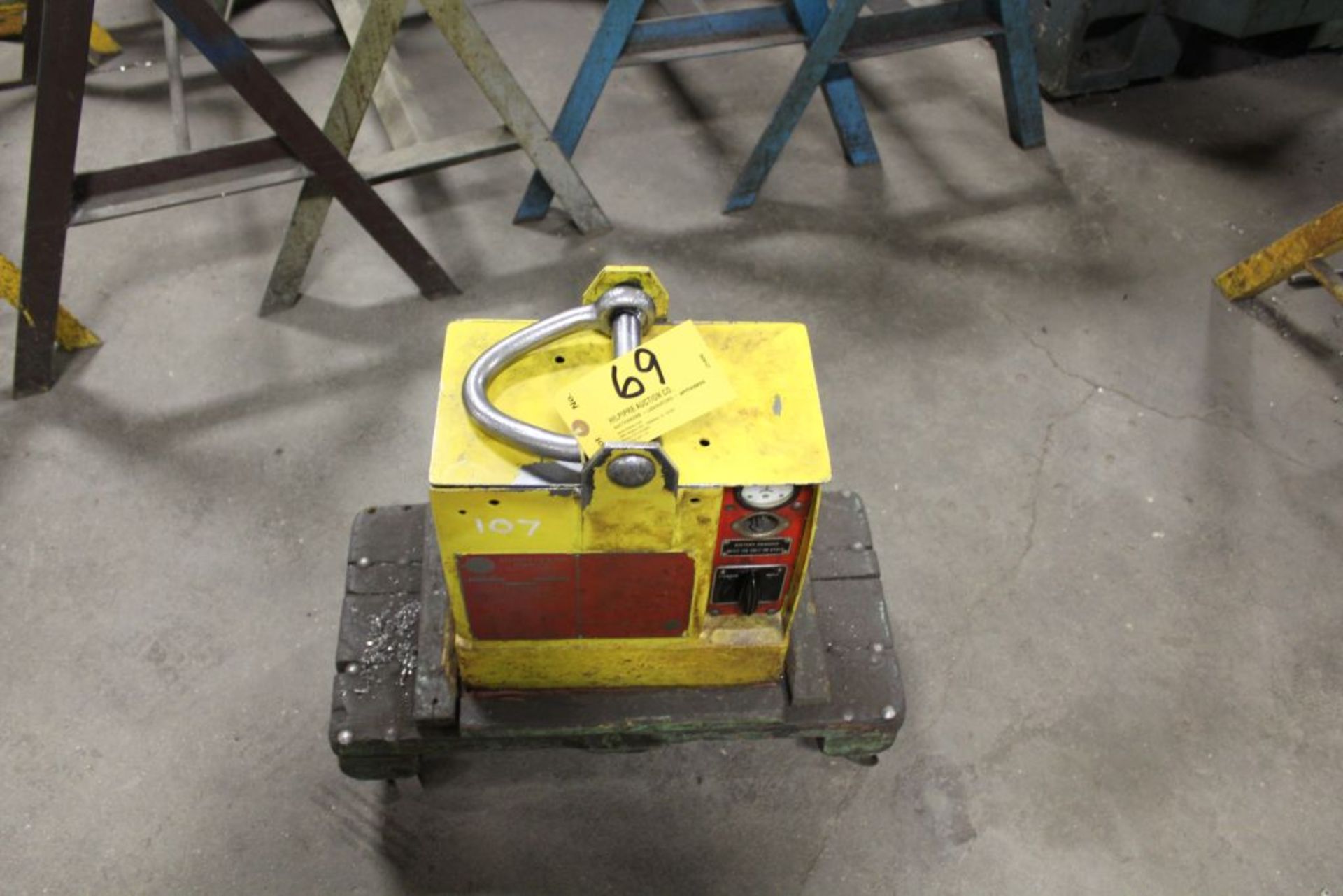 Sundstrand poer grip lift magnet model LB-2G, sn 2521, battery operated.