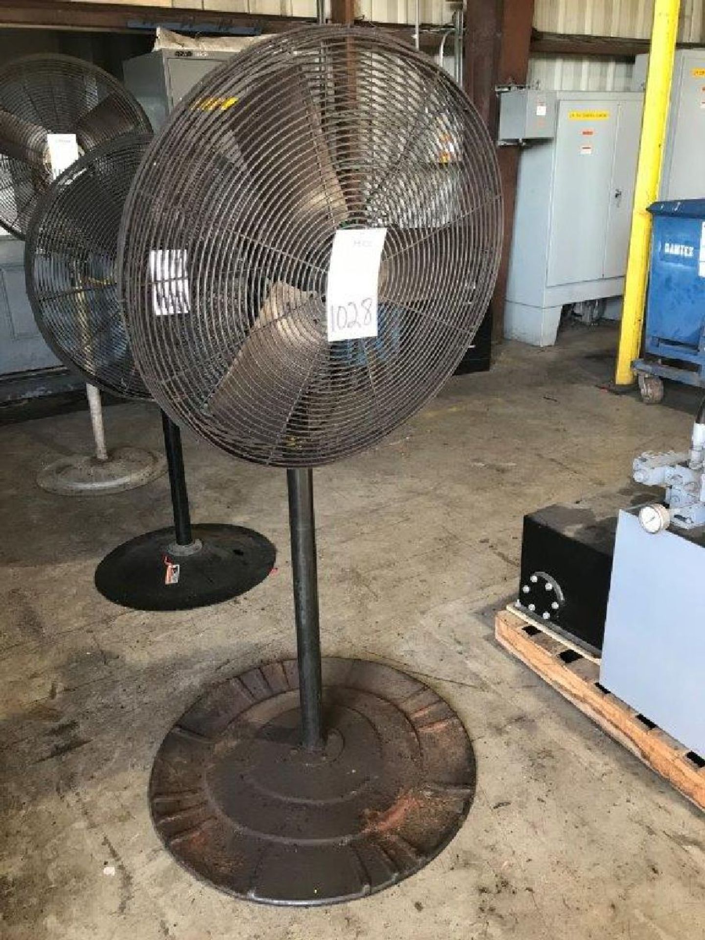 TPI Industrial 30" Pedestal Fan - Image 2 of 2