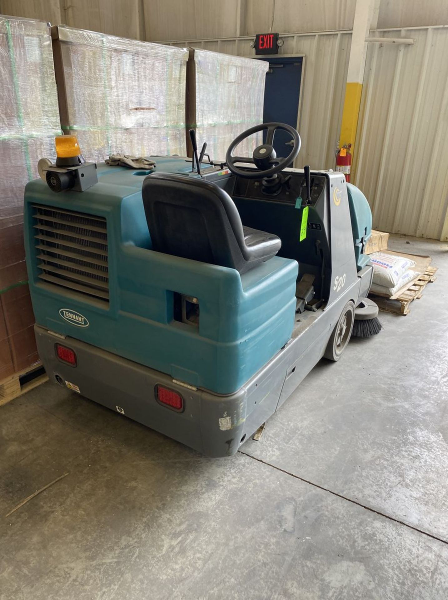 Tennant Model S-20 LPG Riding Floor Sweeper - Image 4 of 4