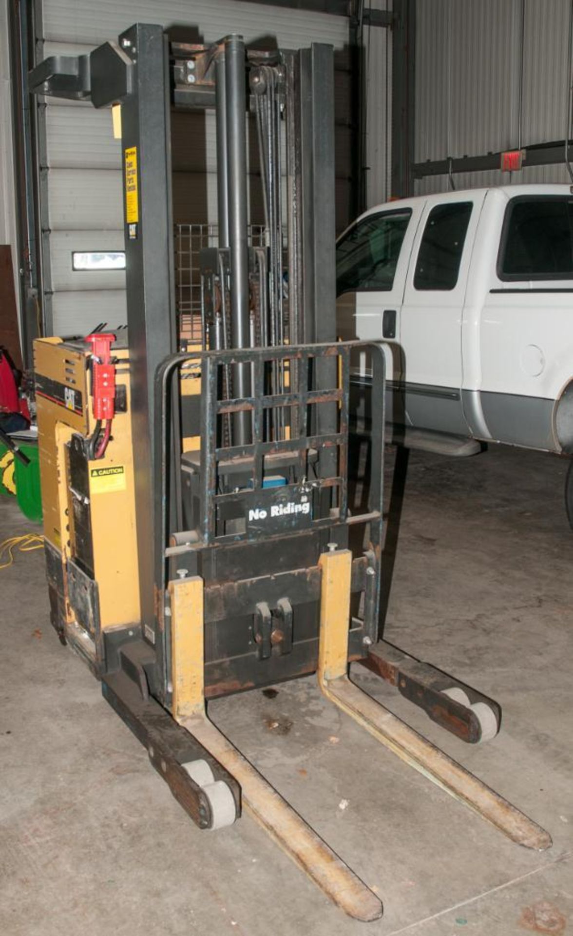 Cat 24v Narrow Aisle Single Reach Stand-up Forklift Mdl NRR30, s/n 2NL07549, 3000 lb Cap, 204" Max. - Image 2 of 4