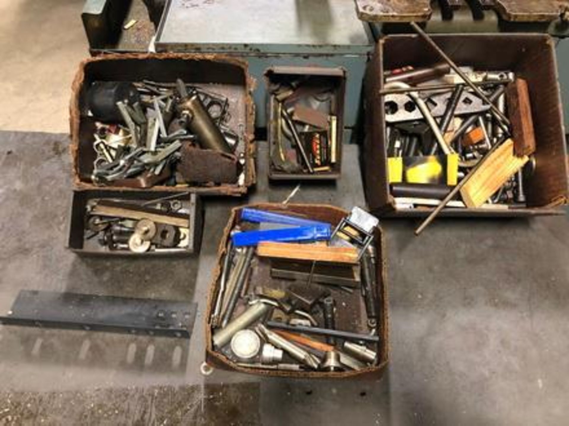 Assorted drills, holders and blades with 4 drawer metal table - Image 4 of 4