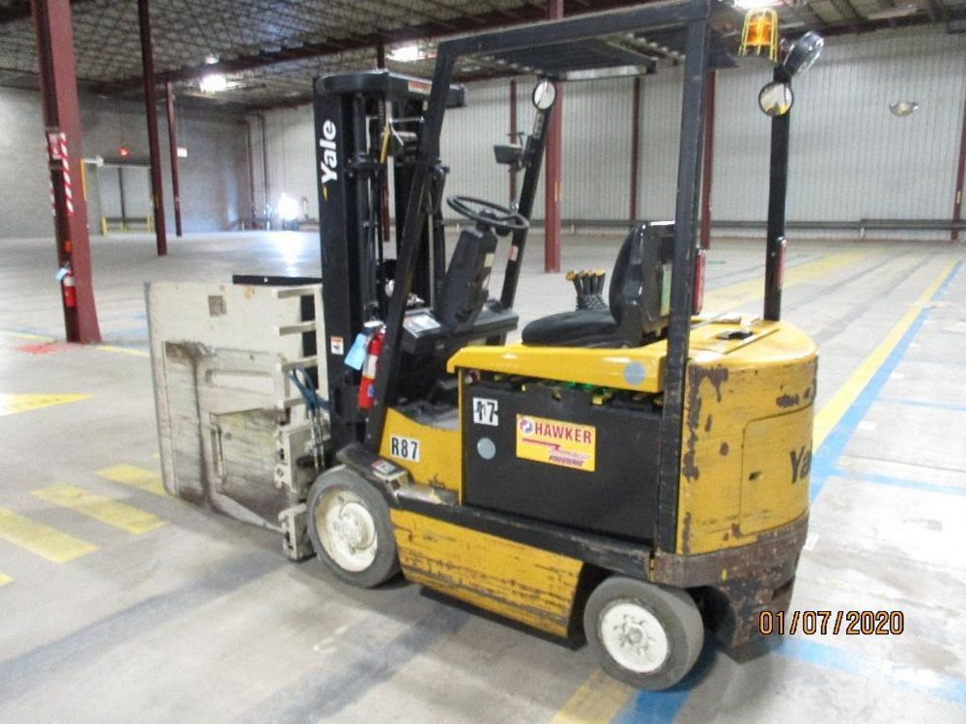 Yale Electric Forklift (R87) Double Mast, Side Shift, Cascade Clamp Attachment 4' x 4', Approx. Heig - Image 4 of 7