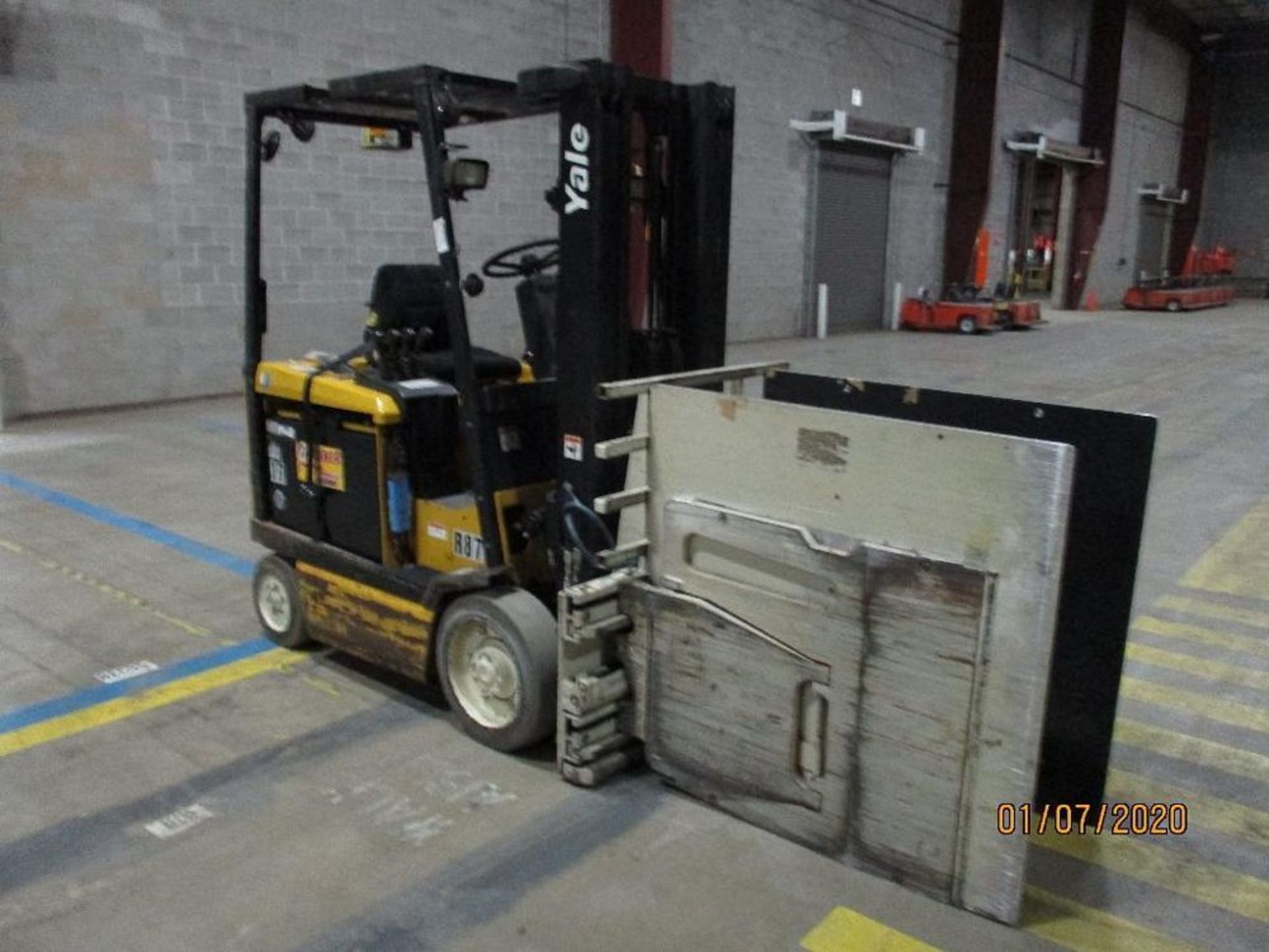 Yale Electric Forklift (R87) Double Mast, Side Shift, Cascade Clamp Attachment 4' x 4', Approx. Heig - Image 2 of 7