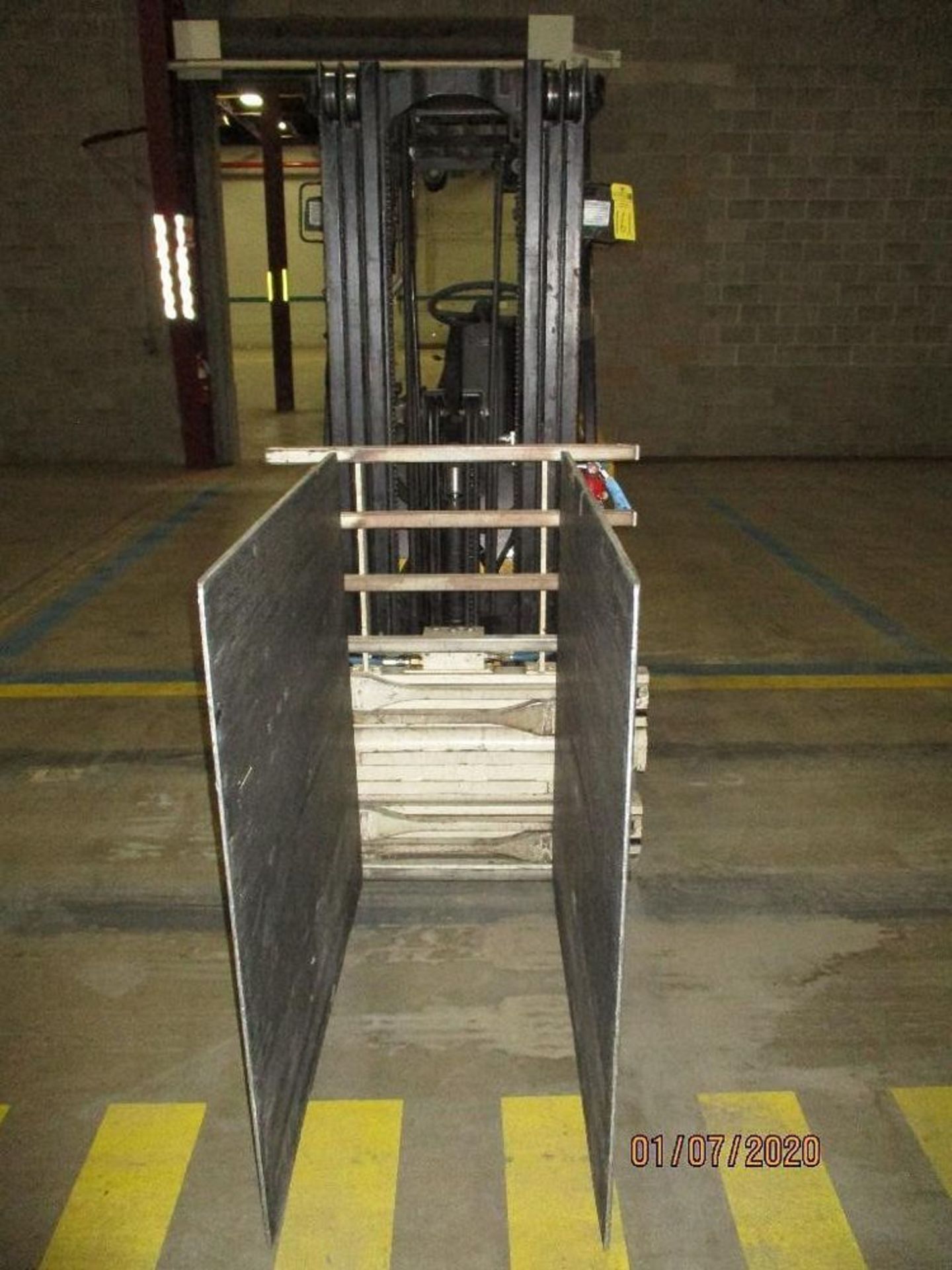 Yale Electric Forklift (R87) Double Mast, Side Shift, Cascade Clamp Attachment 4' x 4', Approx. Heig - Image 5 of 7