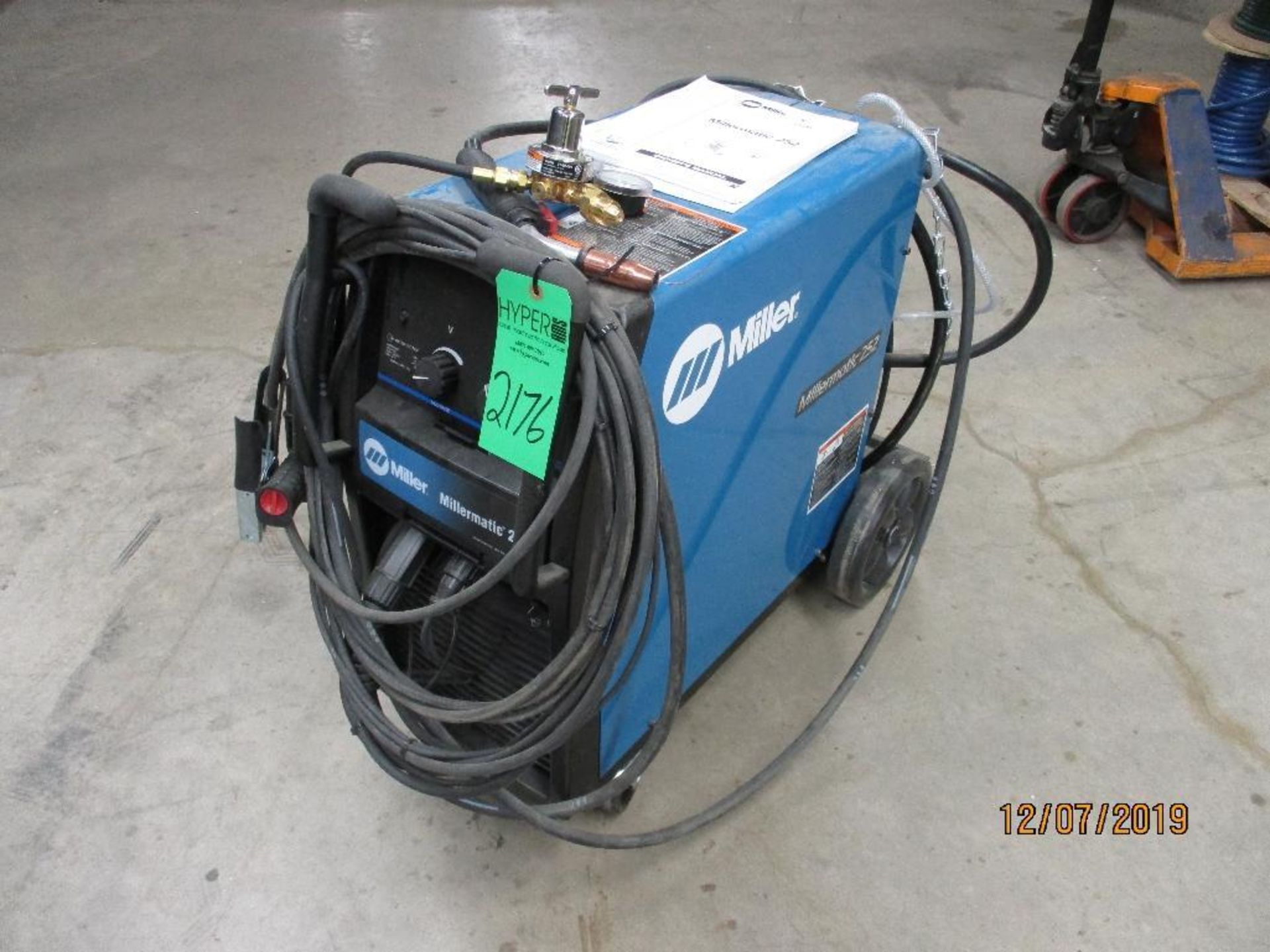 Miller Millermatic 252 Welding Cart With Spoolmaster 15-A Wire Feed S/N MH380377N