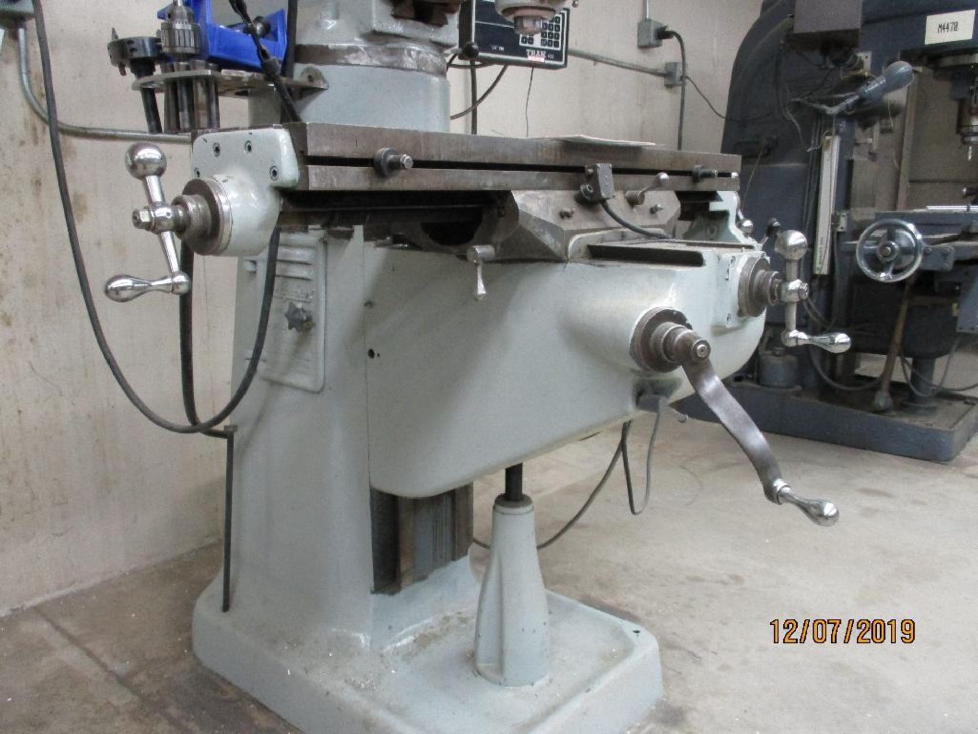 Bridgeport Milling Machine, 9" x 32" T-Slot Power Feed Bed, Trax 102 X & Y Controls M/N BRJ-86487 S/ - Image 6 of 10