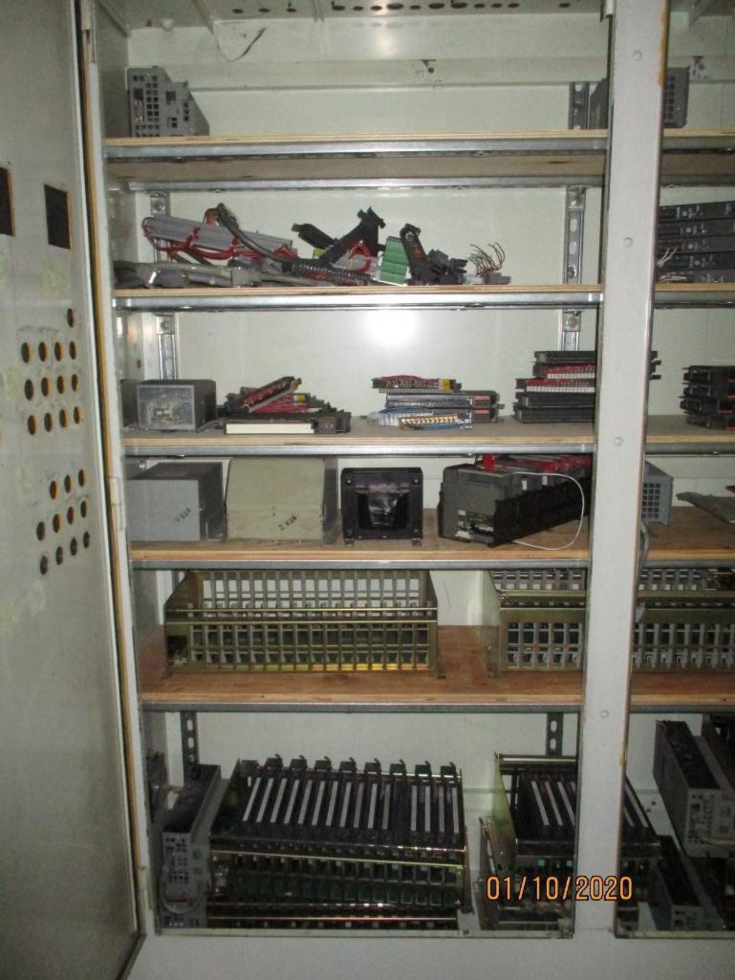 Cabinet Plus Contents Of Electrical Components - Bild 2 aus 5