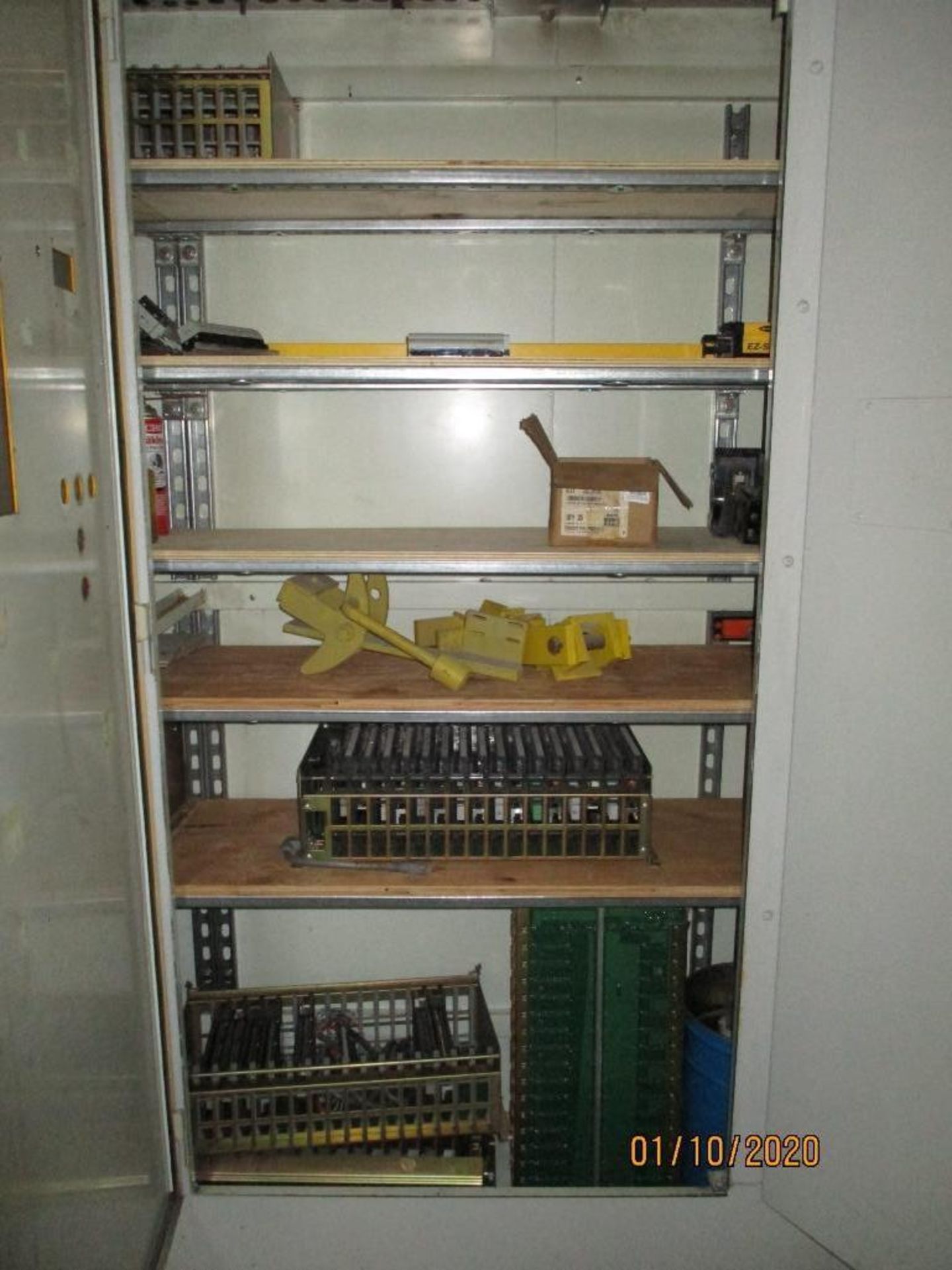 Cabinet Plus Contents Of Electrical Components - Bild 4 aus 5