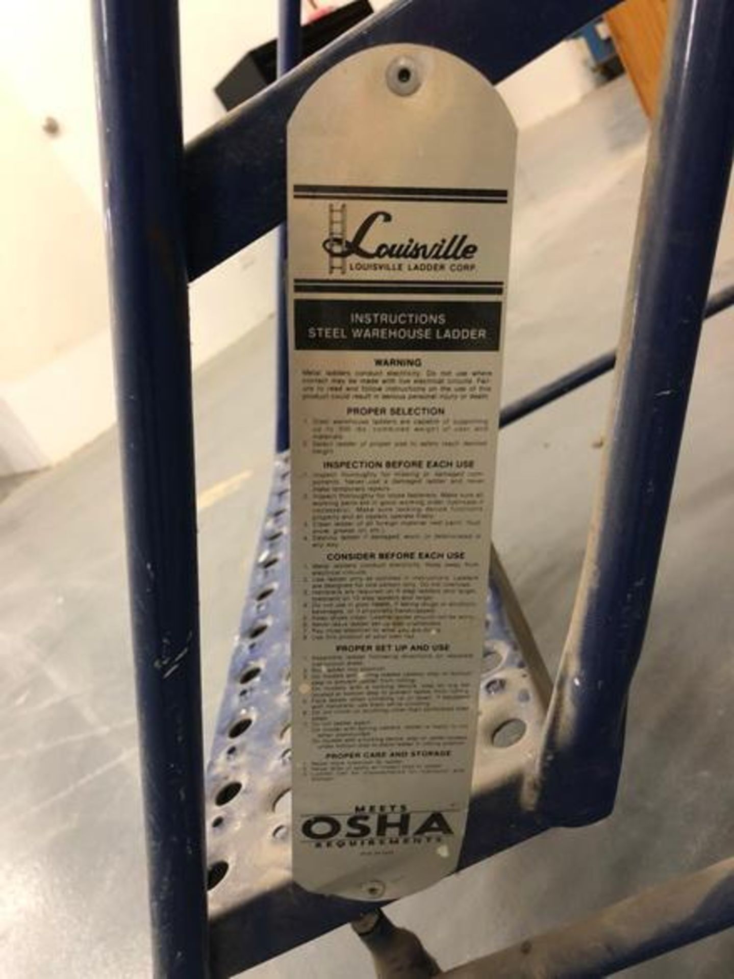 Louisville 4-Step Steel Portable Warehouse Ladder with Handrails and 16" Wide Grip-Strut Tread - Image 3 of 5