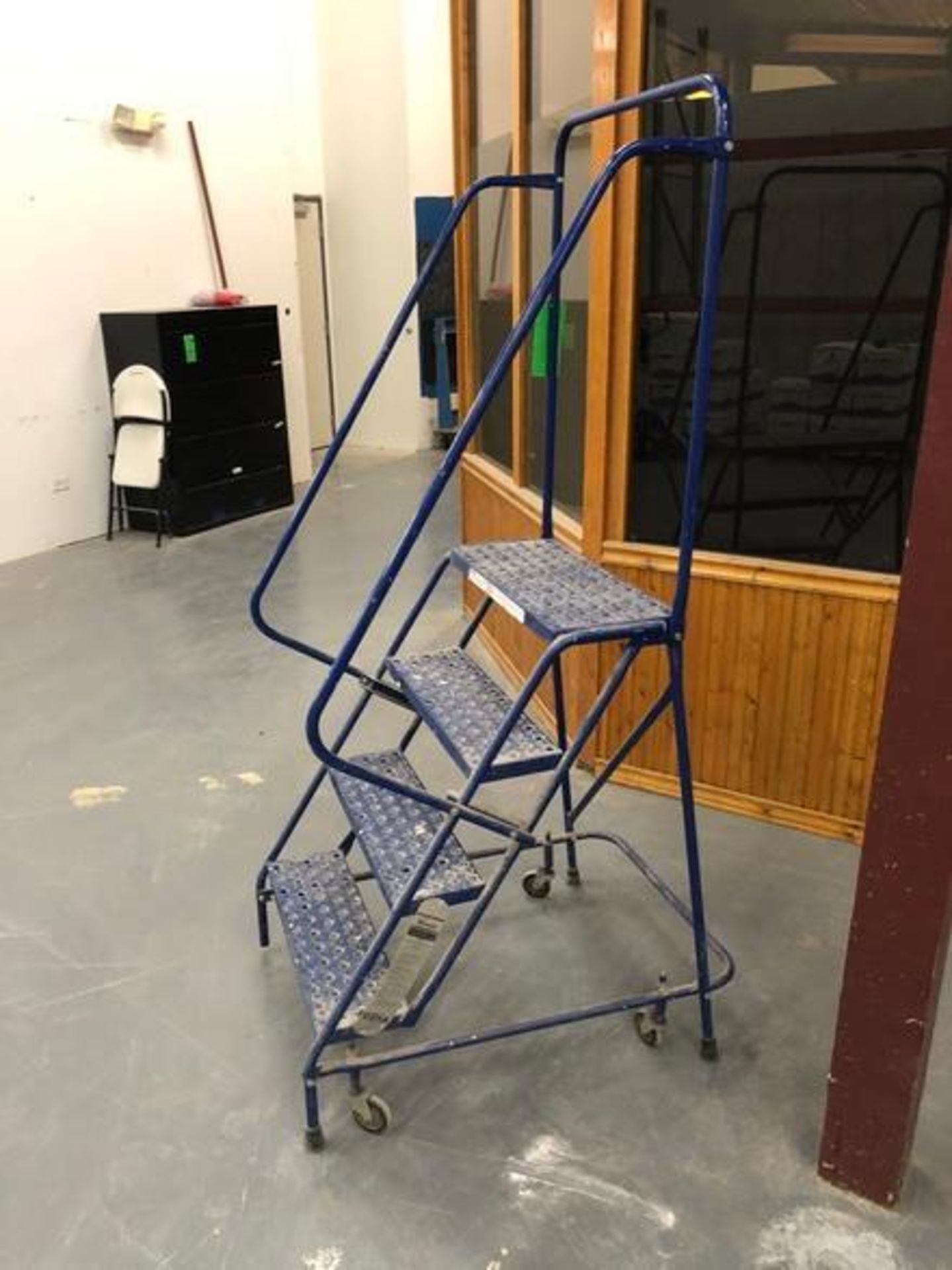 Louisville 4-Step Steel Portable Warehouse Ladder with Handrails and 16" Wide Grip-Strut Tread - Image 2 of 5