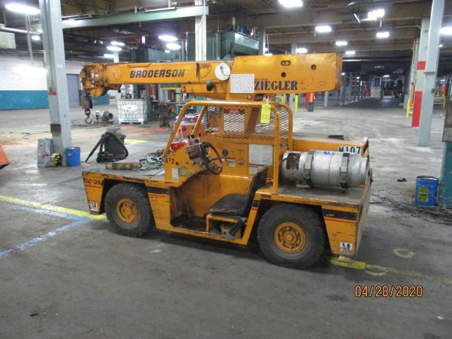 Broderson Mfg. Industrial Crane, Three Section Hydraulically Extended Boom With 8,000lb Capacity, Ho