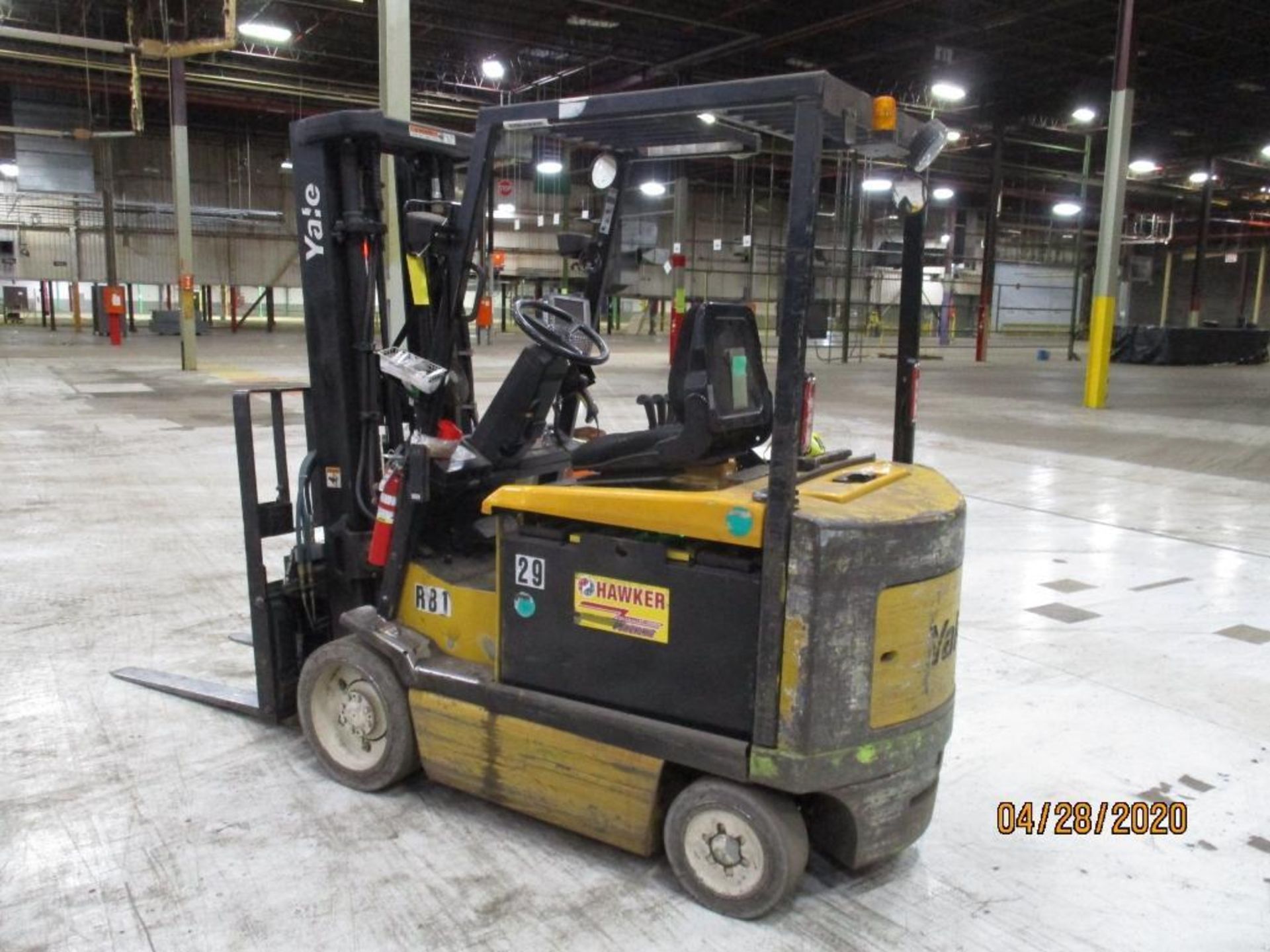 Yale Electric Forklift (R81) Double Mast, Side Shift, Auto Adjust 48" Forks, Approx. Height Reach 19 - Image 4 of 6