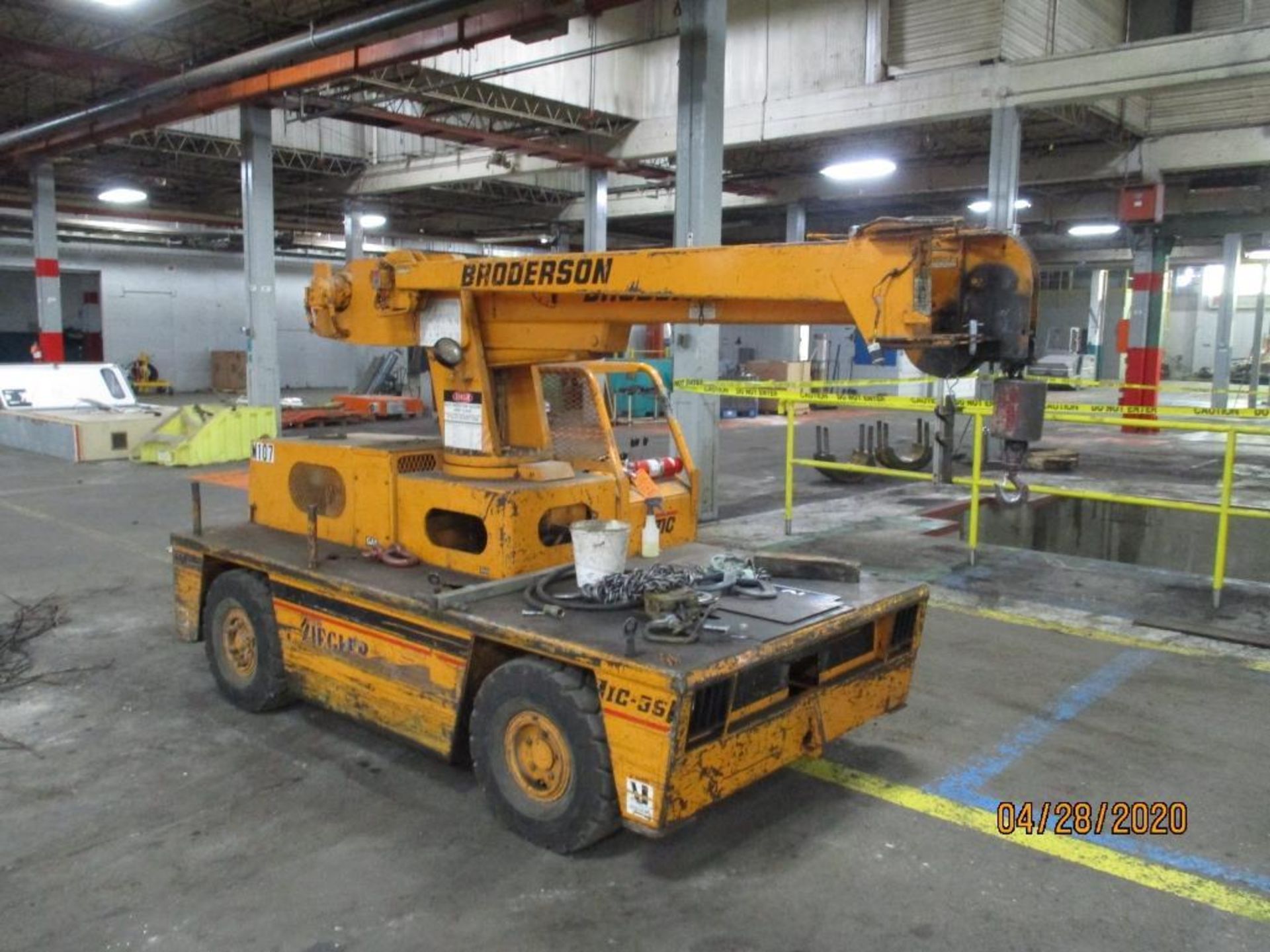 Broderson Mfg. Industrial Crane, Three Section Hydraulically Extended Boom With 8,000lb Capacity, Ho - Image 4 of 11