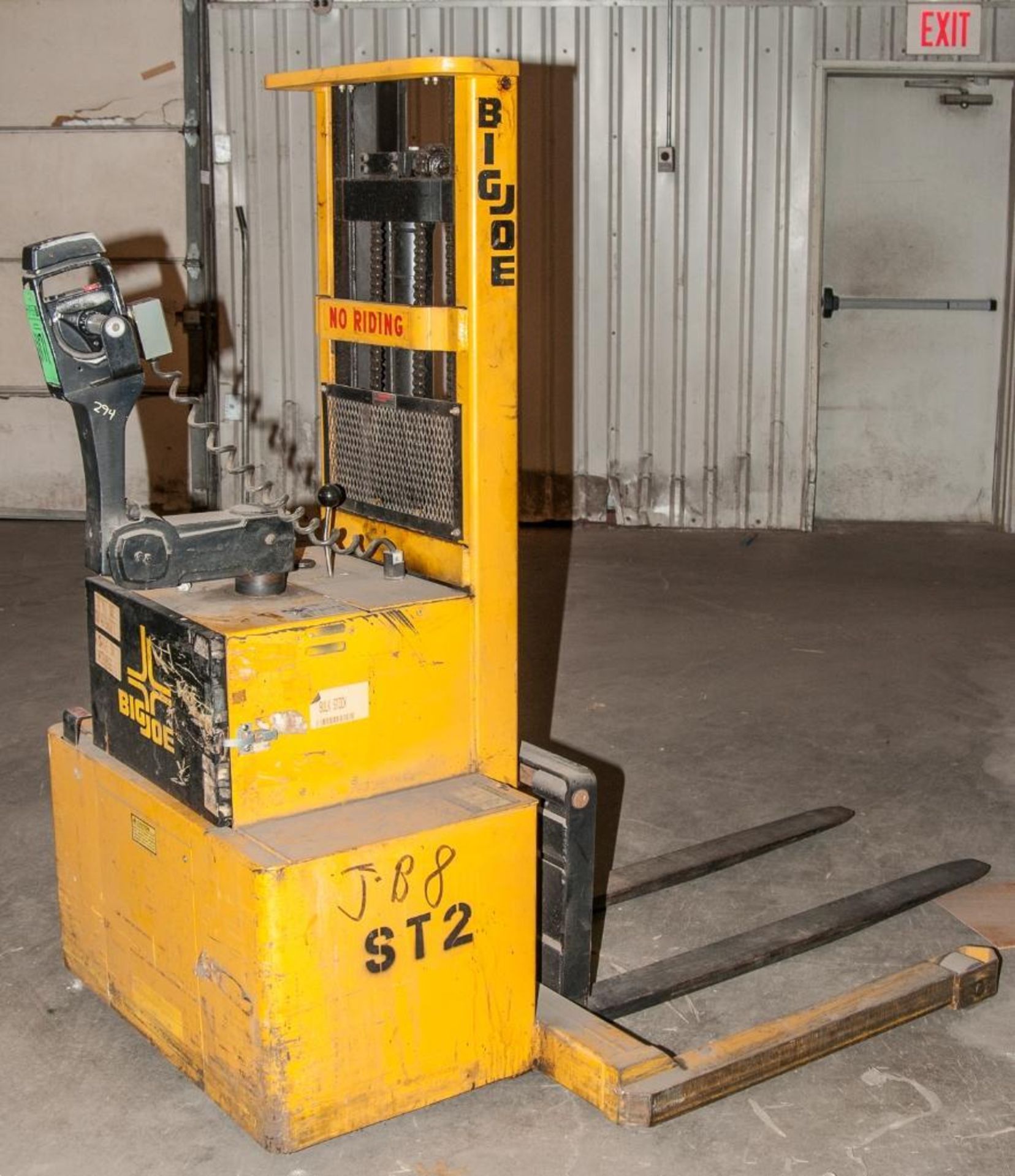 Big Joe 2500 LB Cap 12V Pallet Lift, Model PDM-25-106 - Image 2 of 3