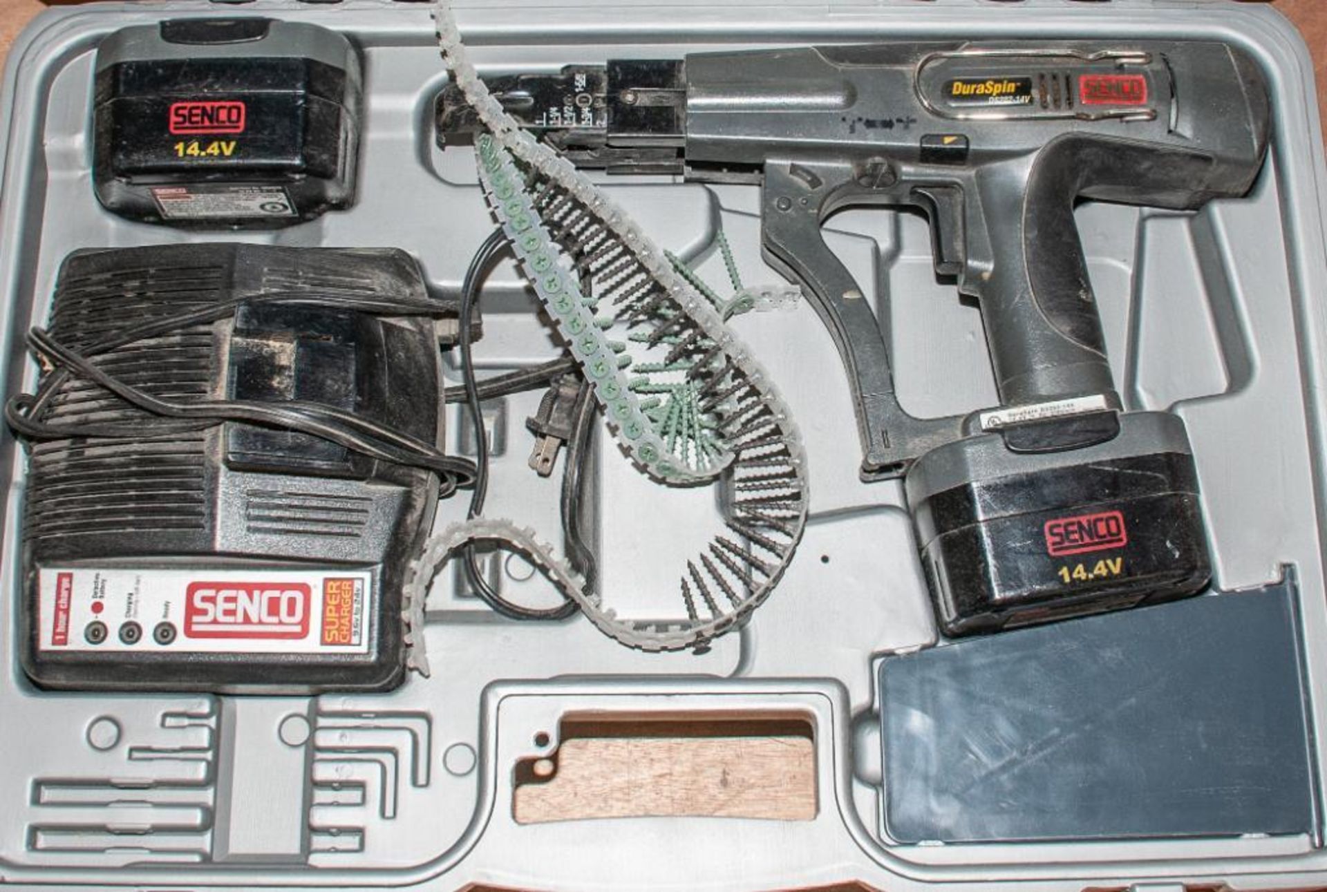 Senco Model DuraSpin DS202-14v Screw Gun w/ (2) Batteries, w/Charger and Case - Image 2 of 2