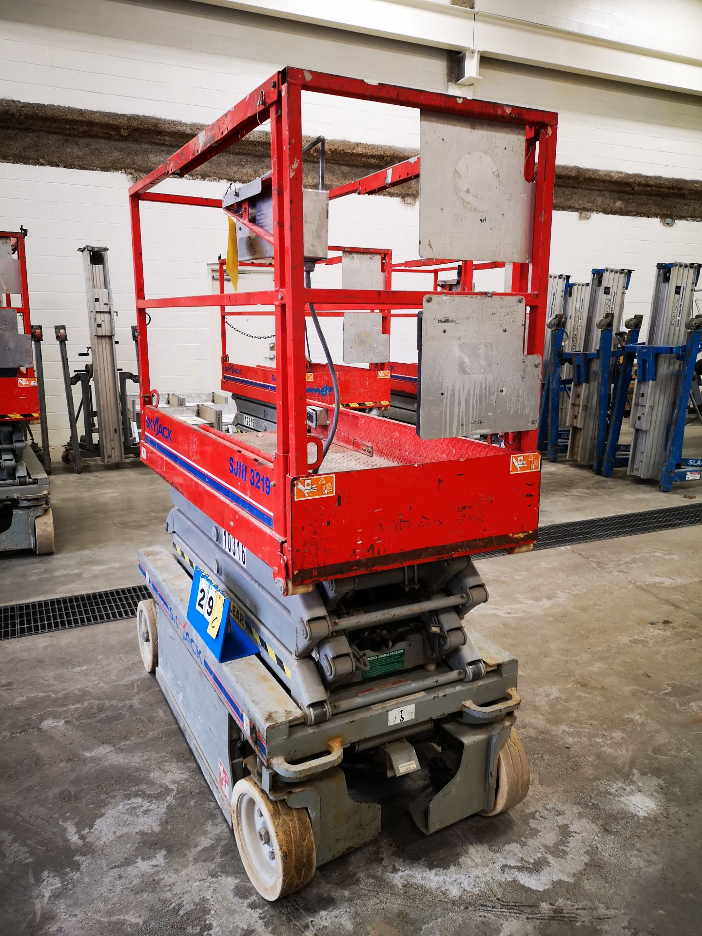 SKYJACK SJIII 3219 ELECTRIC SCISSOR LIFT, 550LB CAP. (2 PERSONS + EQUIPMENT), 24V, 19'H, 29"W X 68" - Image 2 of 7