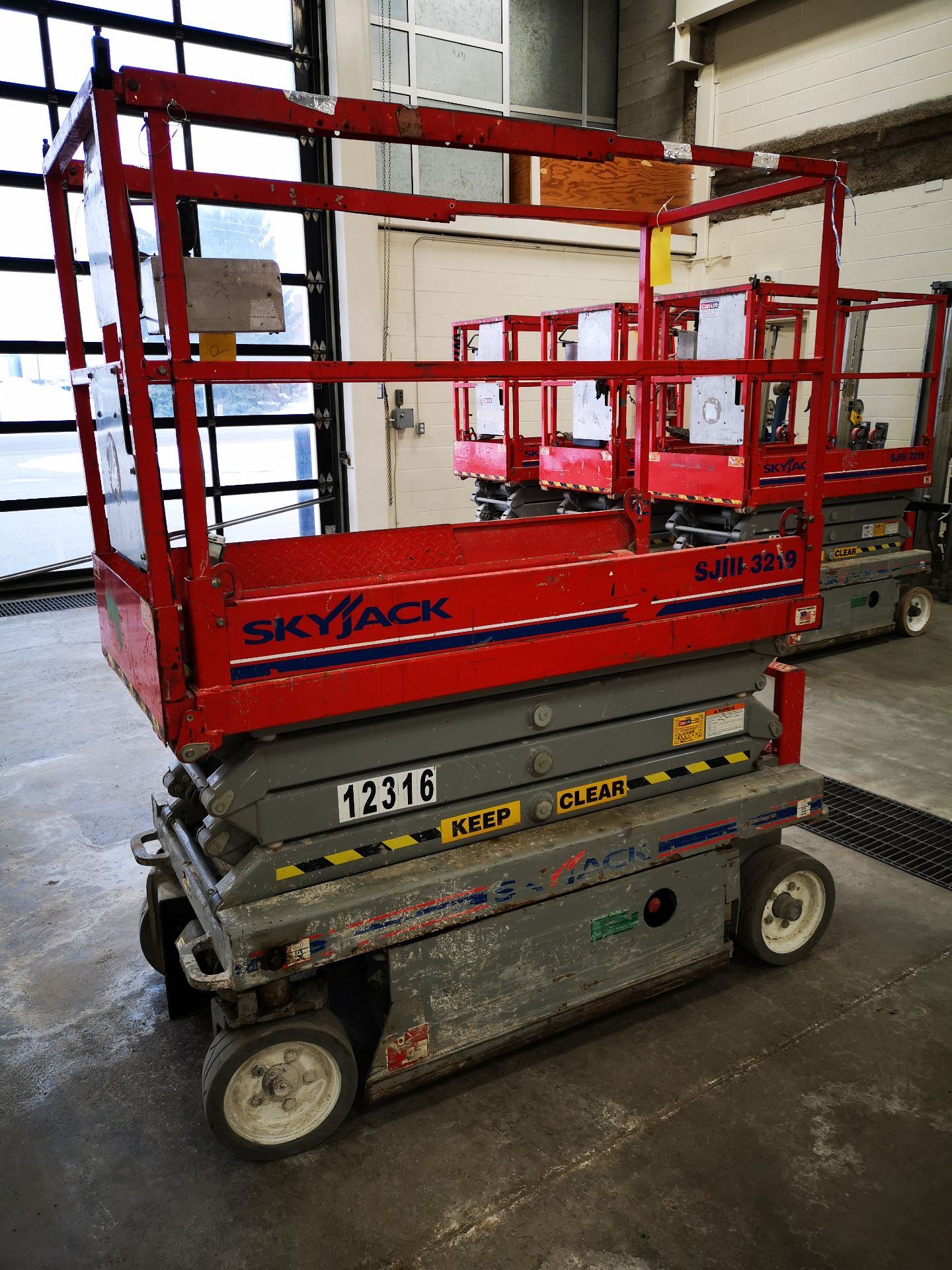 SKYJACK SJIII 3219 ELECTRIC SCISSOR LIFT, 550LB CAP. (2 PERSONS + EQUIPMENT), 24V, 19'H, 29"W X 68" - Image 3 of 7