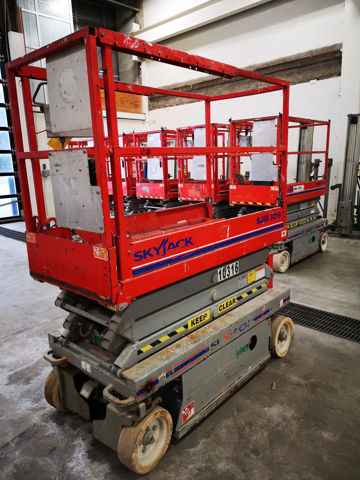 SKYJACK SJIII 3219 ELECTRIC SCISSOR LIFT, 550LB CAP. (2 PERSONS + EQUIPMENT), 24V, 19'H, 29"W X 68" - Image 3 of 7