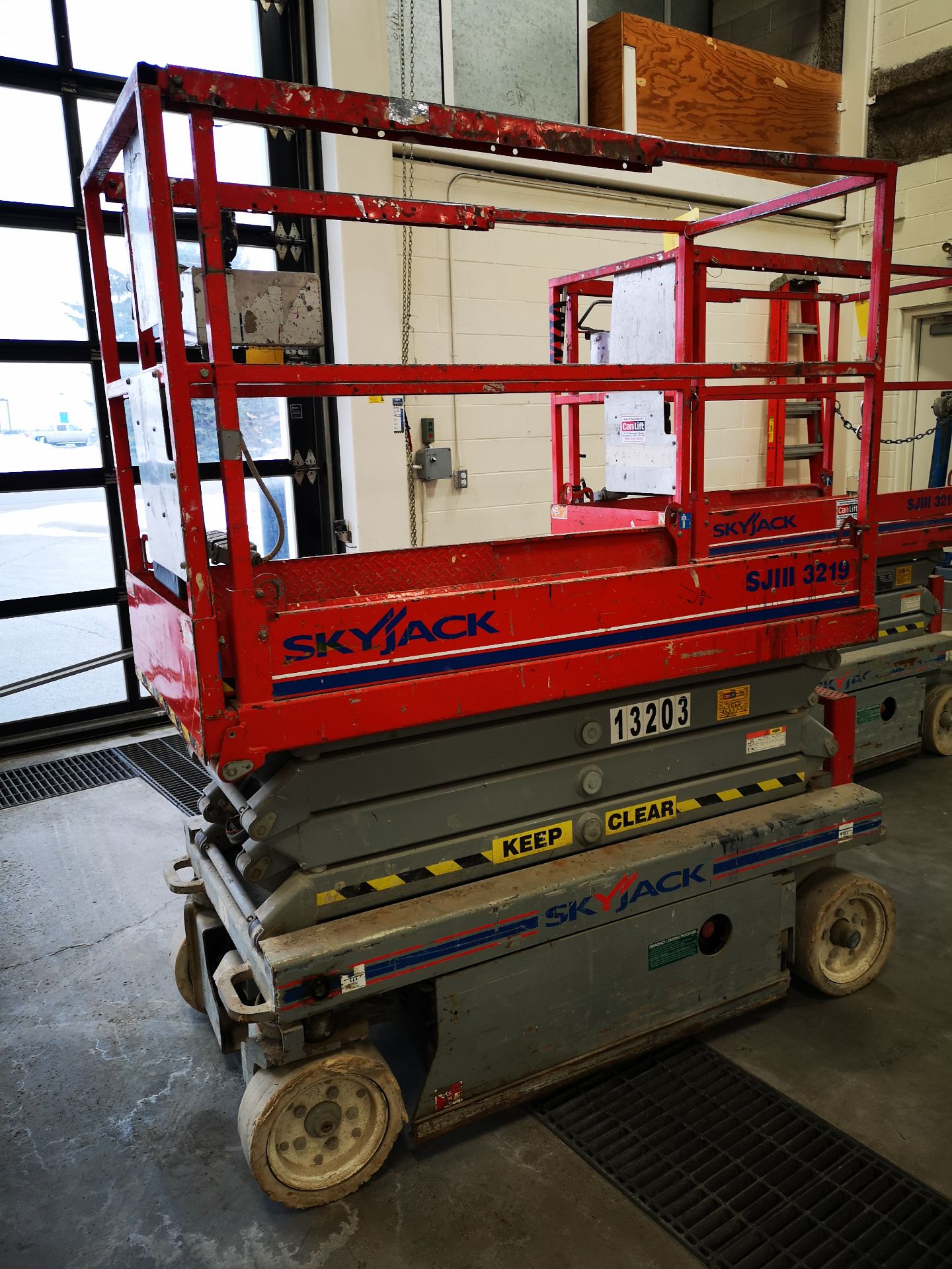 SKYJACK SJIII 3219 ELECTRIC SCISSOR LIFT, 550LB CAP. (2 PERSONS + EQUIPMENT), 24V, 19'H, 29"W X 68" - Image 3 of 7