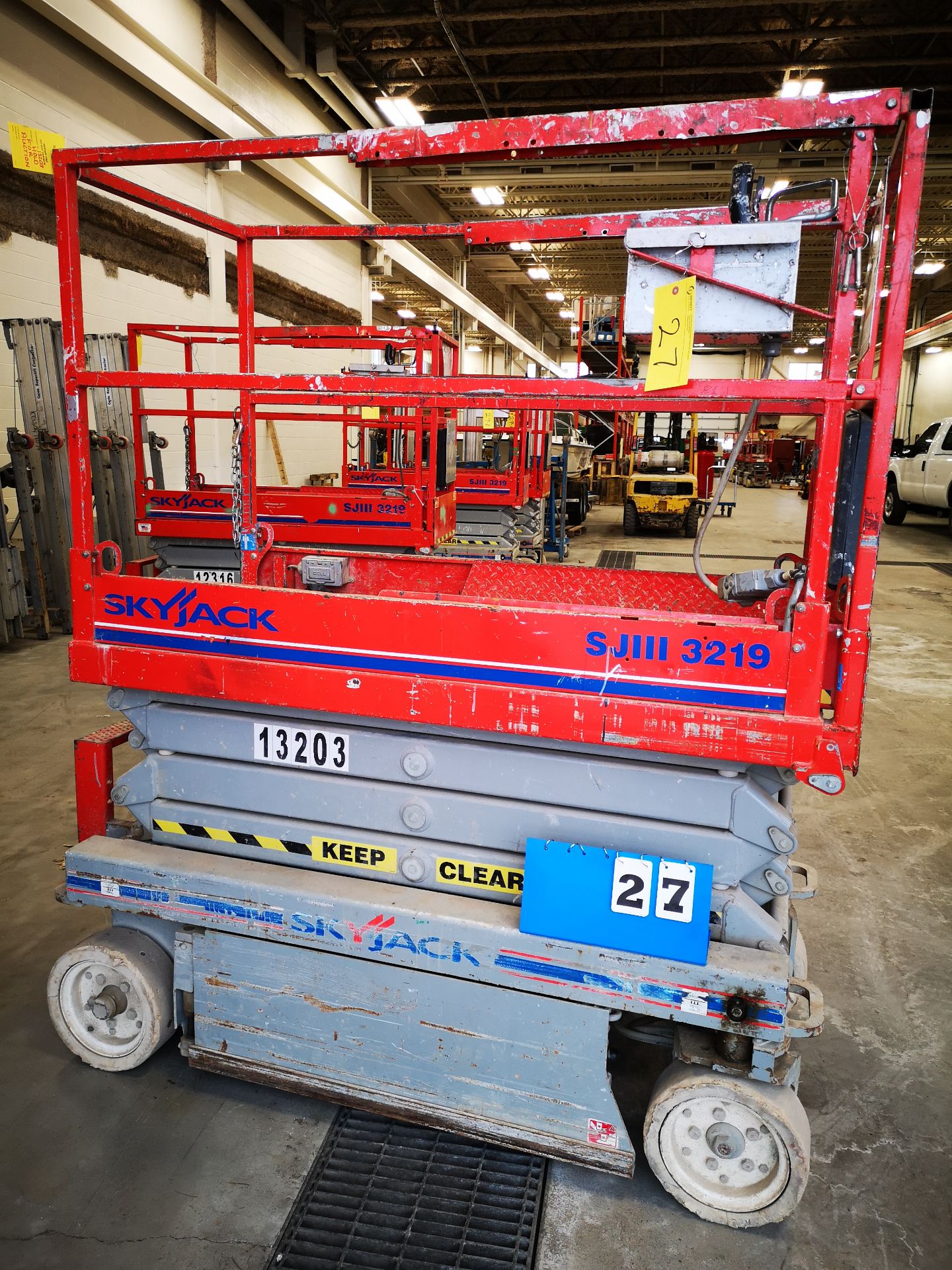 SKYJACK SJIII 3219 ELECTRIC SCISSOR LIFT, 550LB CAP. (2 PERSONS + EQUIPMENT), 24V, 19'H, 29"W X 68"