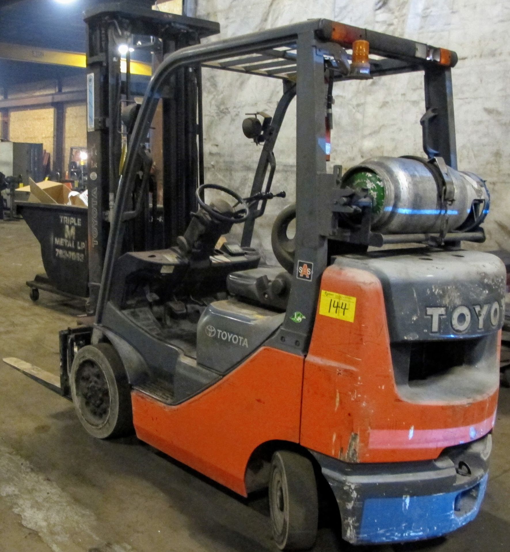 TOYOTA 8FGCU25 PROPANE FORKLIFT, 3,400LB CAP, 218" LIFT, SIDE SHIFT, 3 STAGE MAST, S/N 16473, - Image 2 of 6