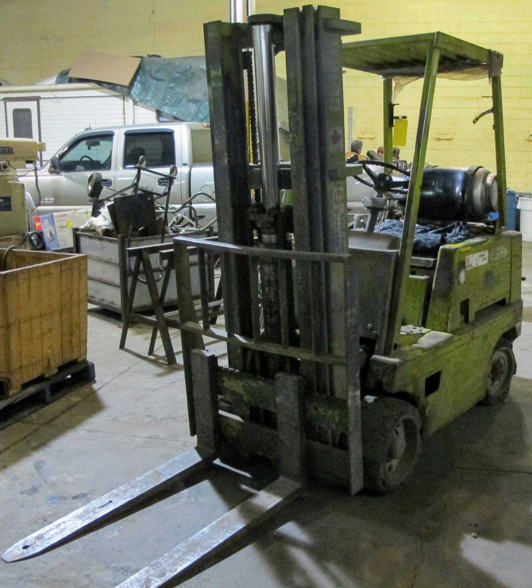 CLARK C-500-LP PROPANE FORKLIFT, 4,500 LB CAP, 188" LIFT, 3 STAGE MAST, SOLD TIRES (NO PROPANE TANK) - Image 3 of 6