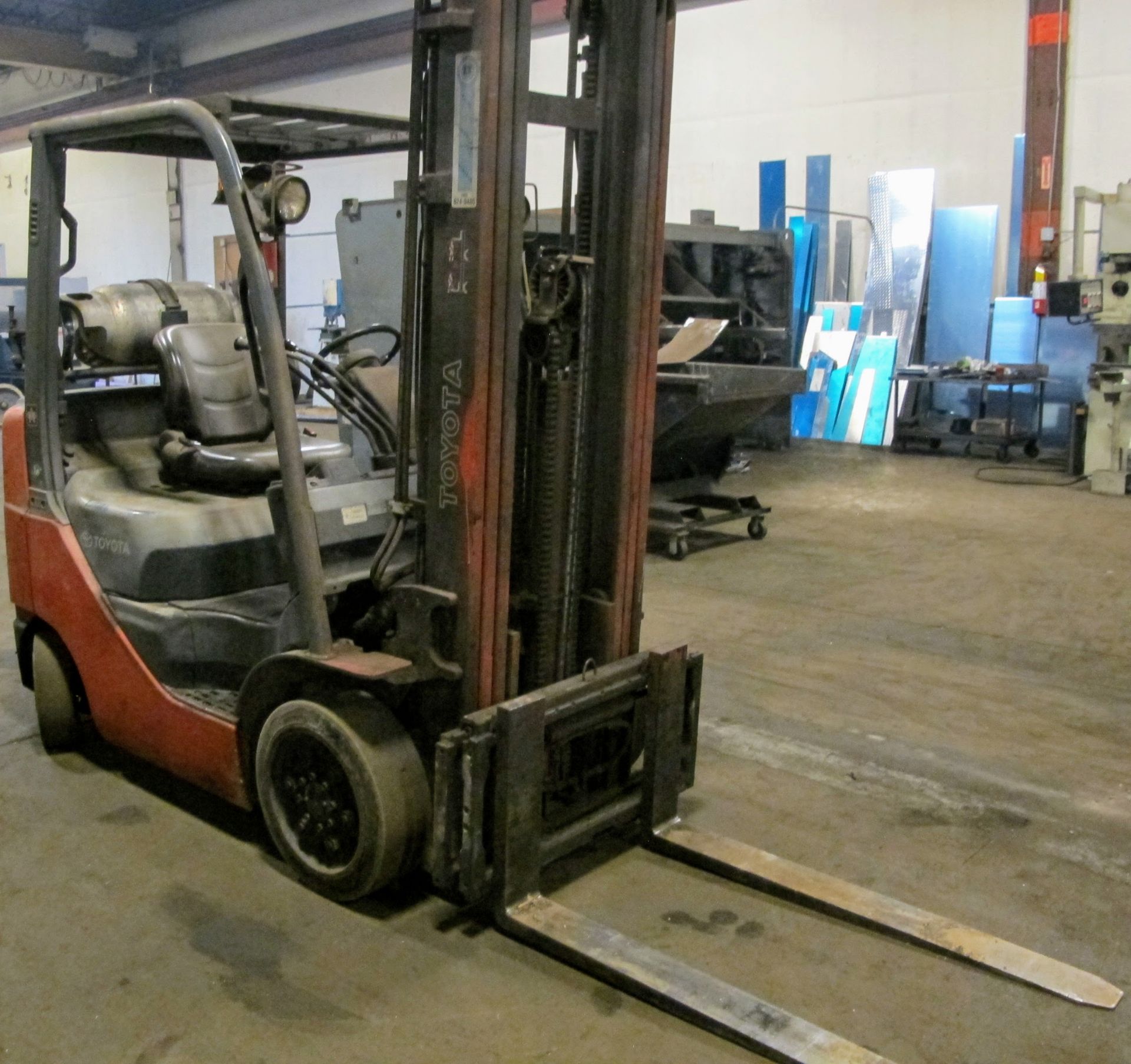 TOYOTA 8FGCU25 PROPANE FORKLIFT, 3,400LB CAP, 218" LIFT, SIDE SHIFT, 3 STAGE MAST, S/N 16473, - Image 4 of 6