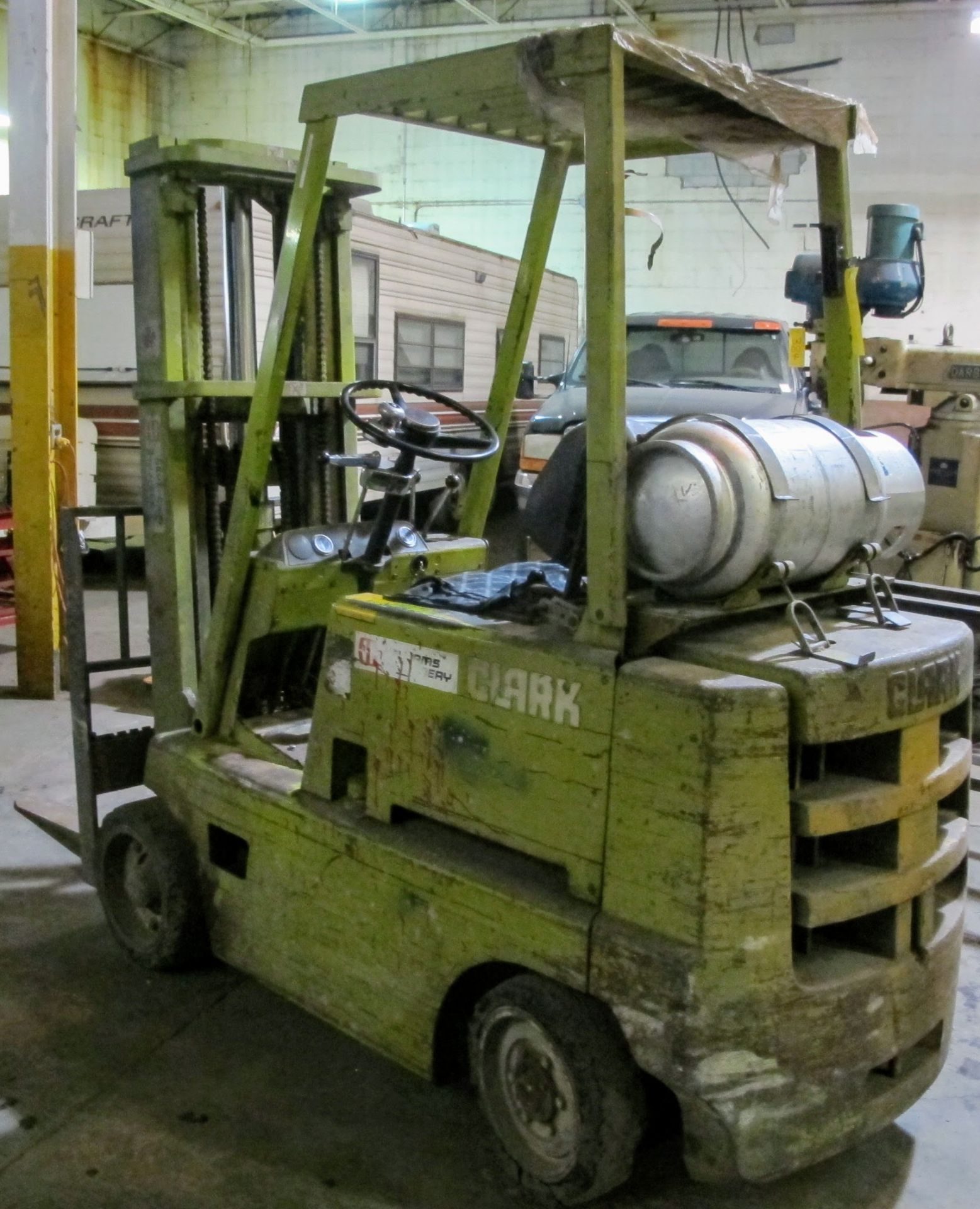 CLARK C-500-LP PROPANE FORKLIFT, 4,500 LB CAP, 188" LIFT, 3 STAGE MAST, SOLD TIRES (NO PROPANE TANK) - Image 2 of 6