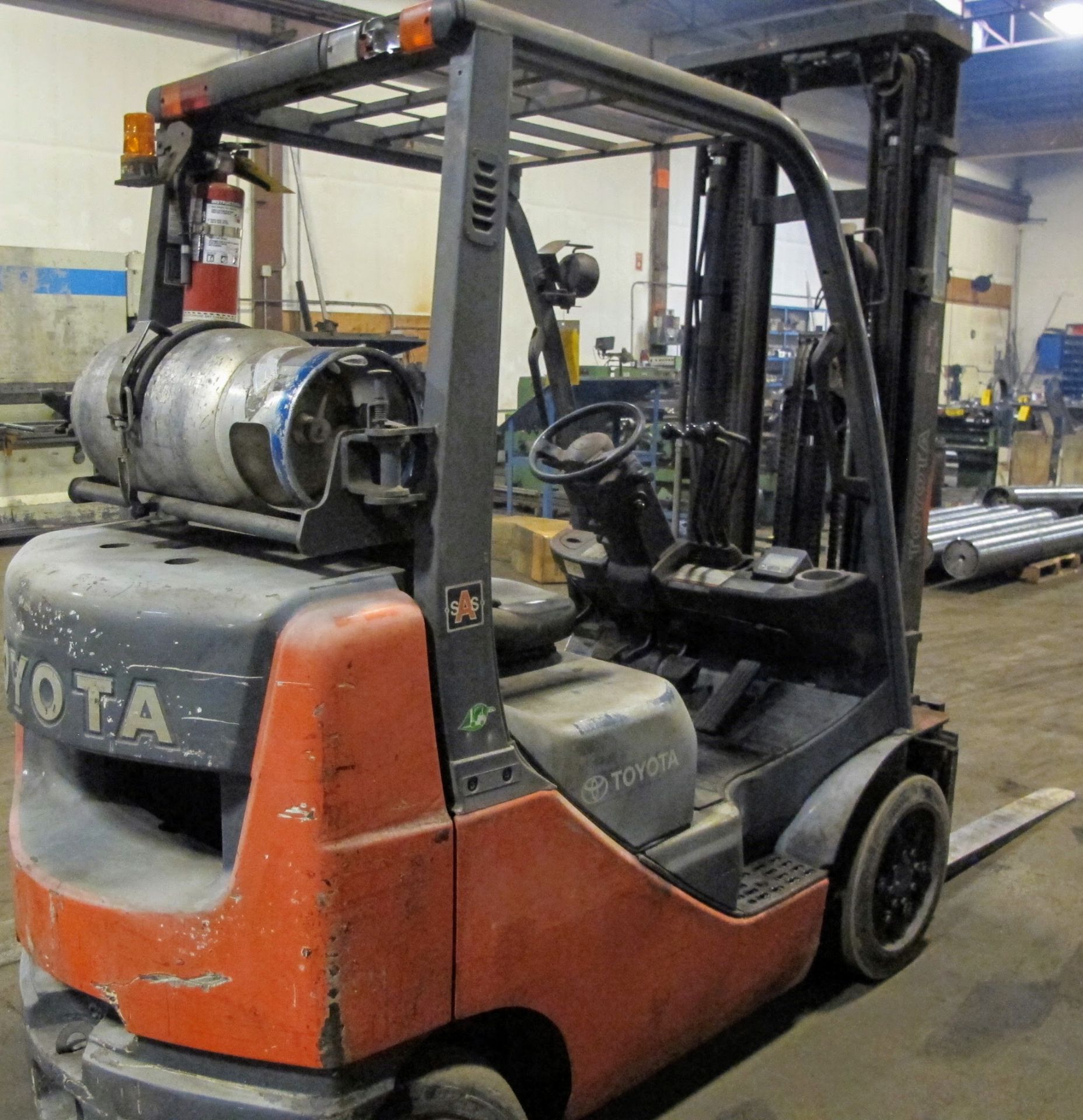 TOYOTA 8FGCU25 PROPANE FORKLIFT, 3,400LB CAP, 218" LIFT, SIDE SHIFT, 3 STAGE MAST, S/N 16473, - Image 3 of 6