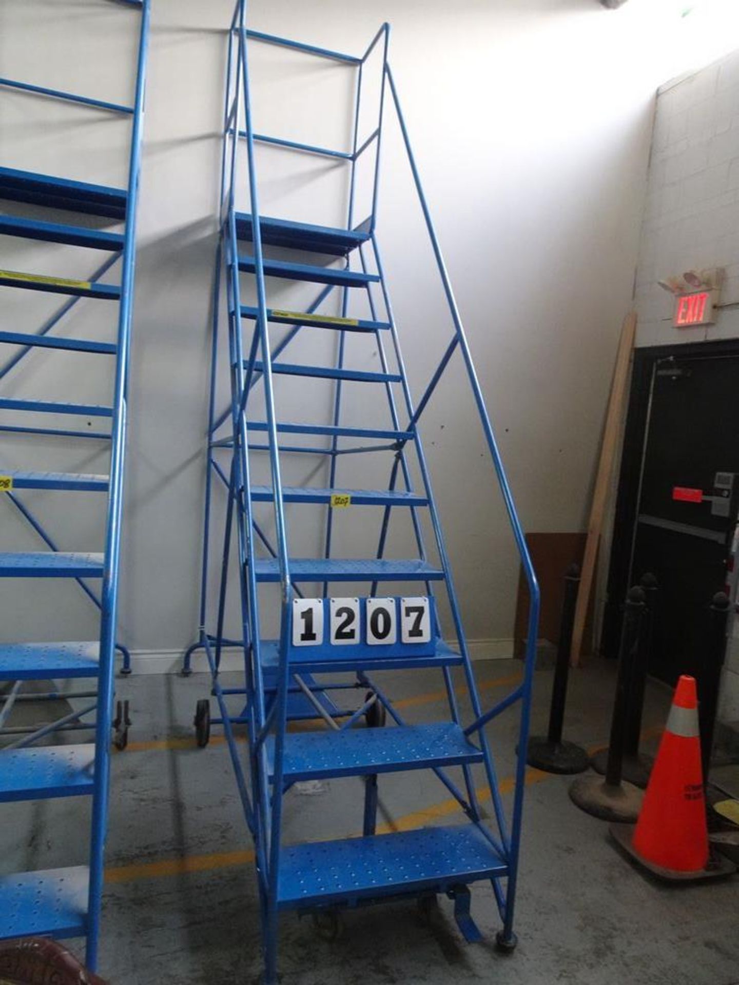 CANWAY - 9 STEP PORTABLE WAREHOUSE LADDER