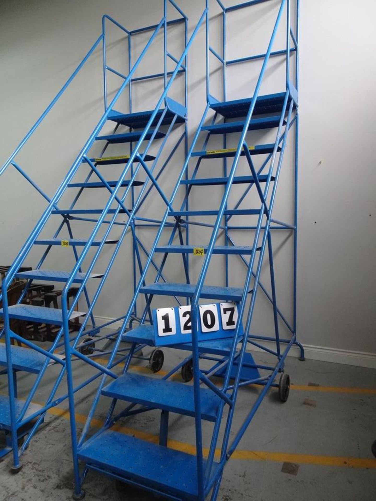 CANWAY - 9 STEP PORTABLE WAREHOUSE LADDER - Image 5 of 5