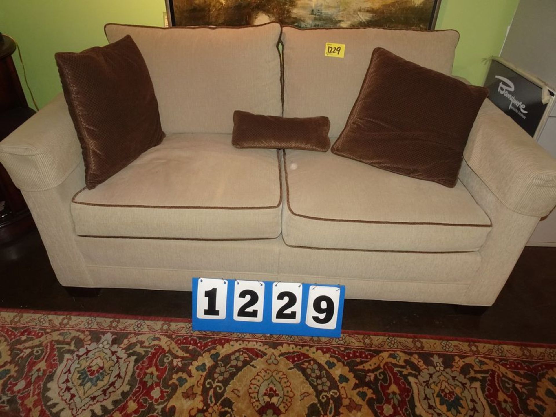 LOVESEAT - BEIGE/BROWN PIPING W/TOSS PILLOWS