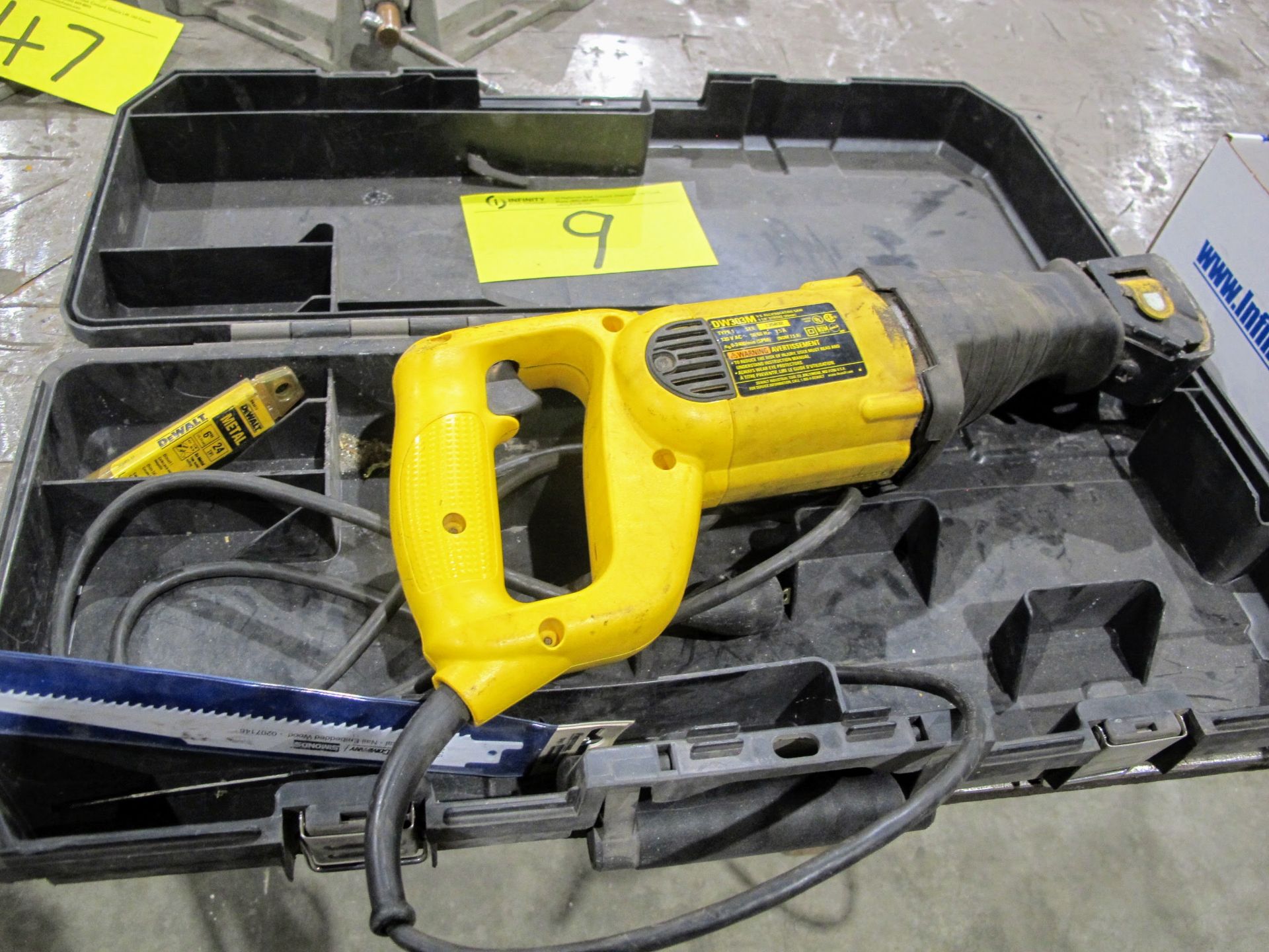 DEWALT DW303M RECIPROCATING SAW W/CASE/BLADES