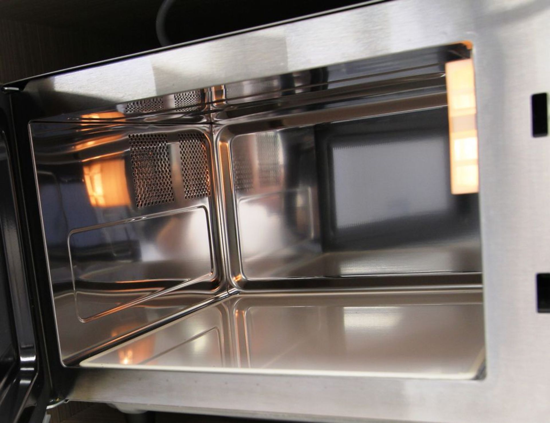 AMANA COMMERCIAL MICROWAVE - Image 3 of 3