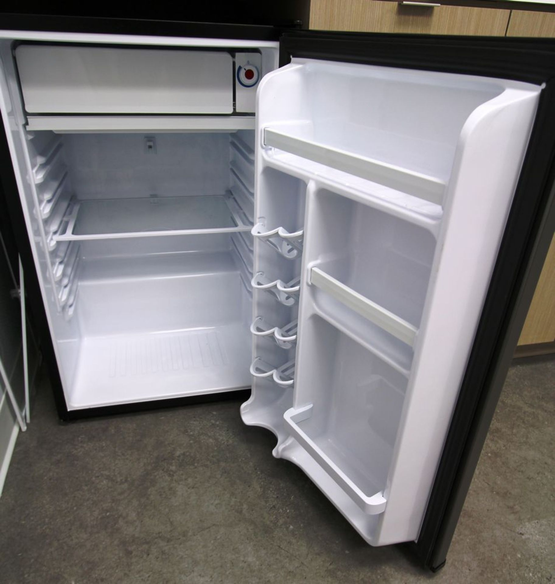 DANBY SMALL UNDER COUNTER FRIDGE - Image 2 of 2