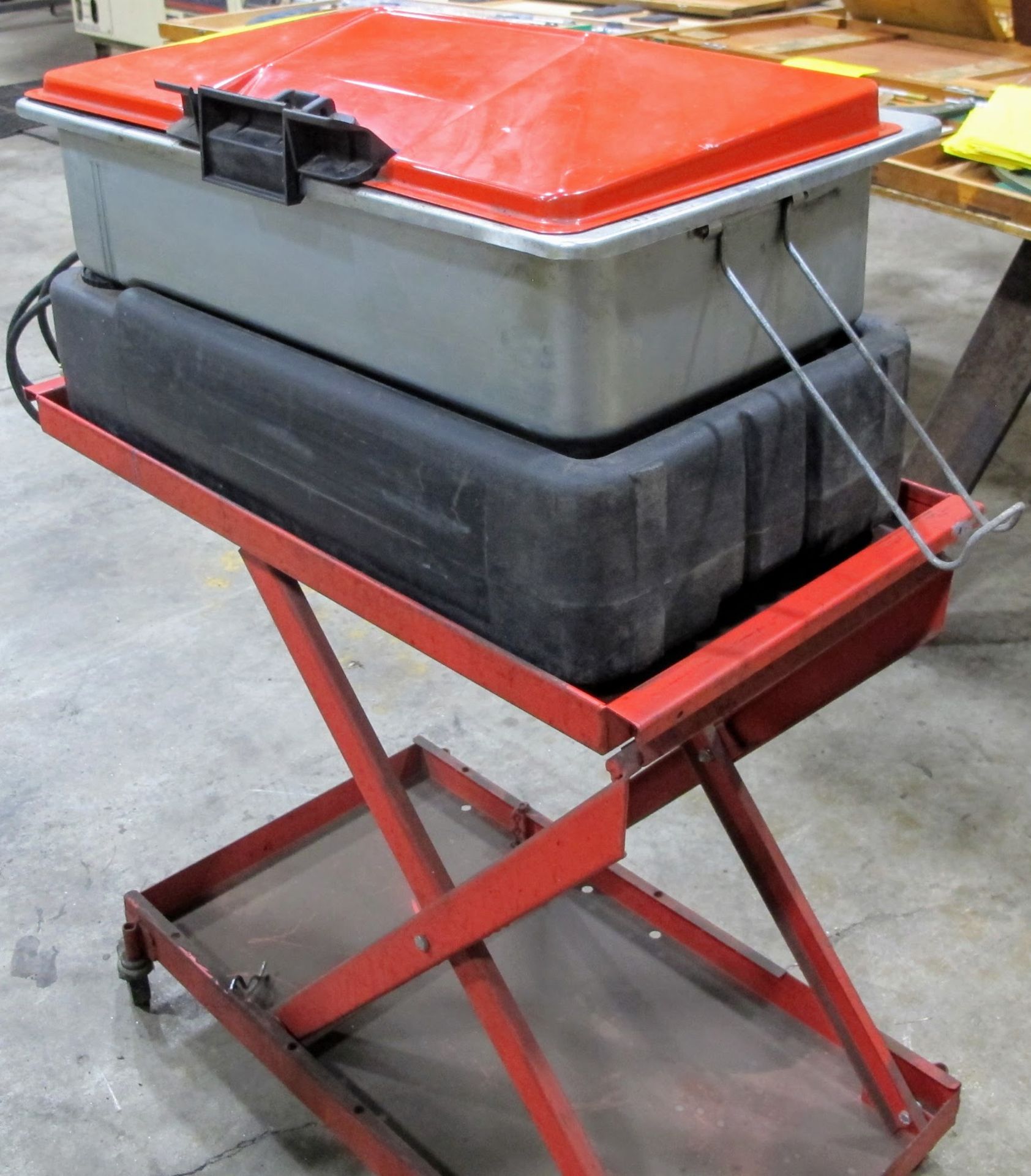 SAFETY KLEEN 60C PARTS WASHER W/SPLIT TRAY AND SCISSOR CART - Image 3 of 5